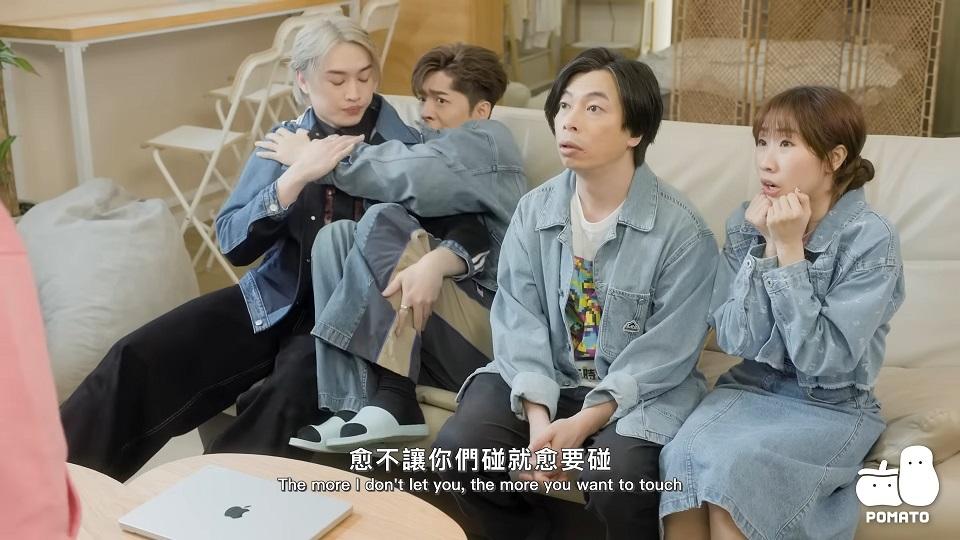 Jerdan旁若無人,蹺手蹺腳。