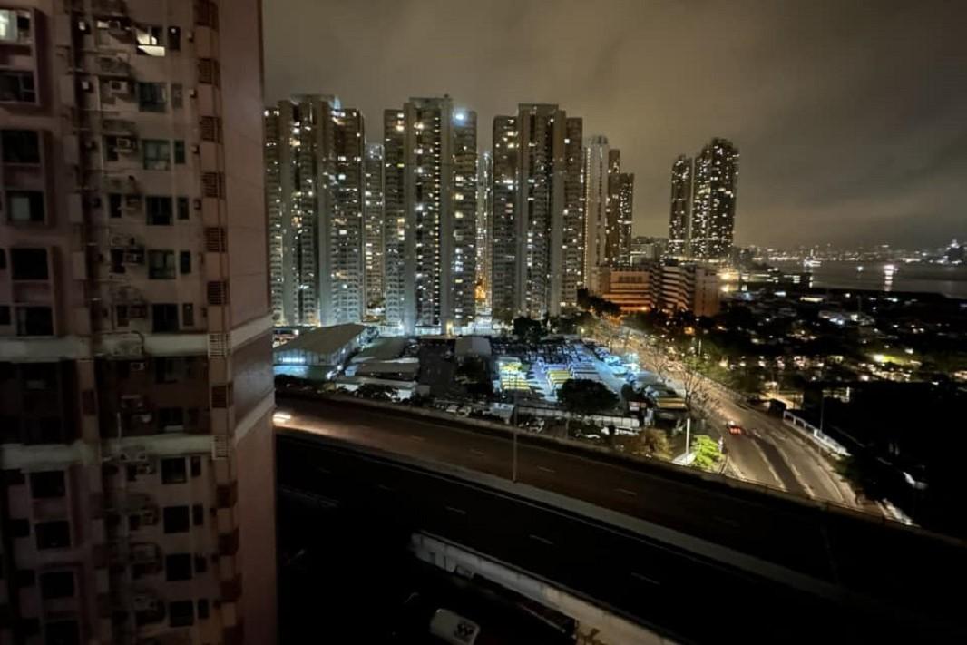 港島周三凌晨大停電,東區走廊部分路段街燈全數熄滅。(網上圖片)