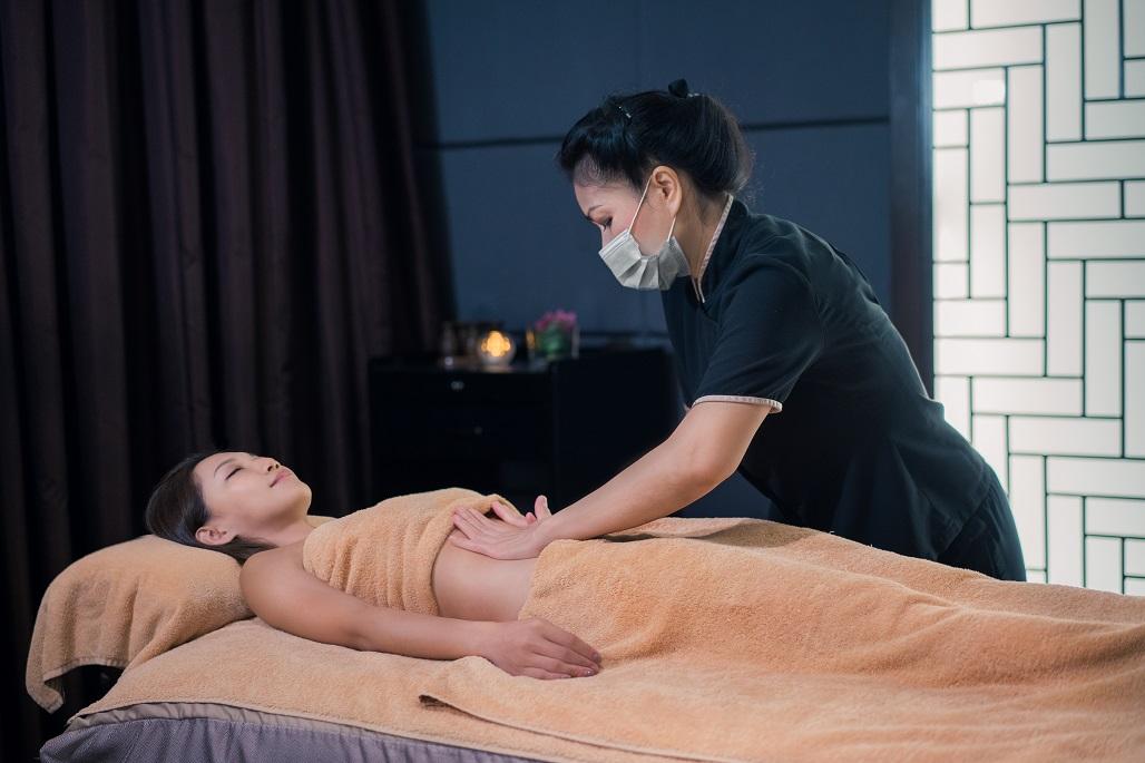 技師以傳統中式穴位按摩技巧,按摩腹部及子宮穴位。