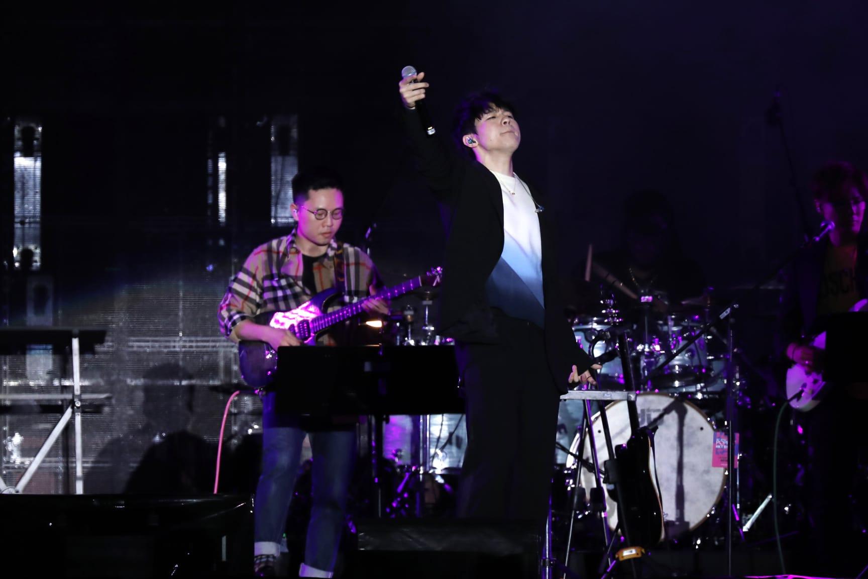 Ian不時與台下觀眾互動,並指導全場和唱。(林俊源攝)