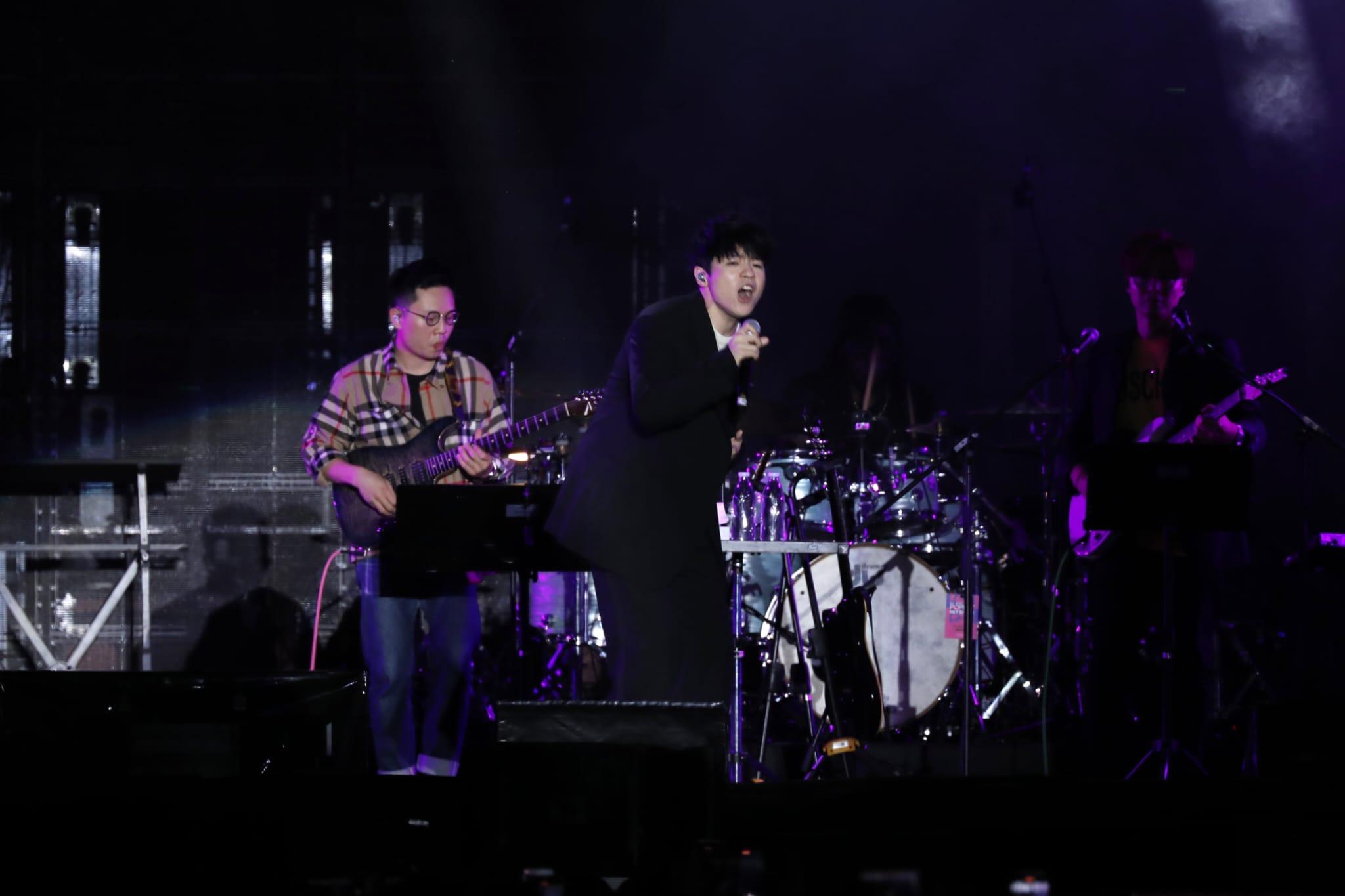 Ian不時與台下觀眾互動,並指導全場和唱。(林俊源攝)