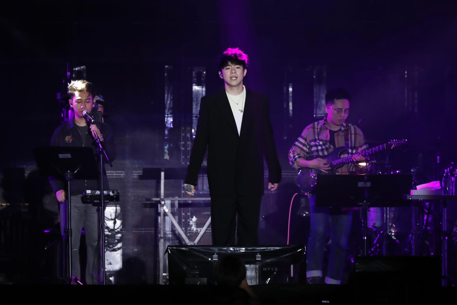 Ian不時與台下觀眾互動,並指導全場和唱。(林俊源攝)