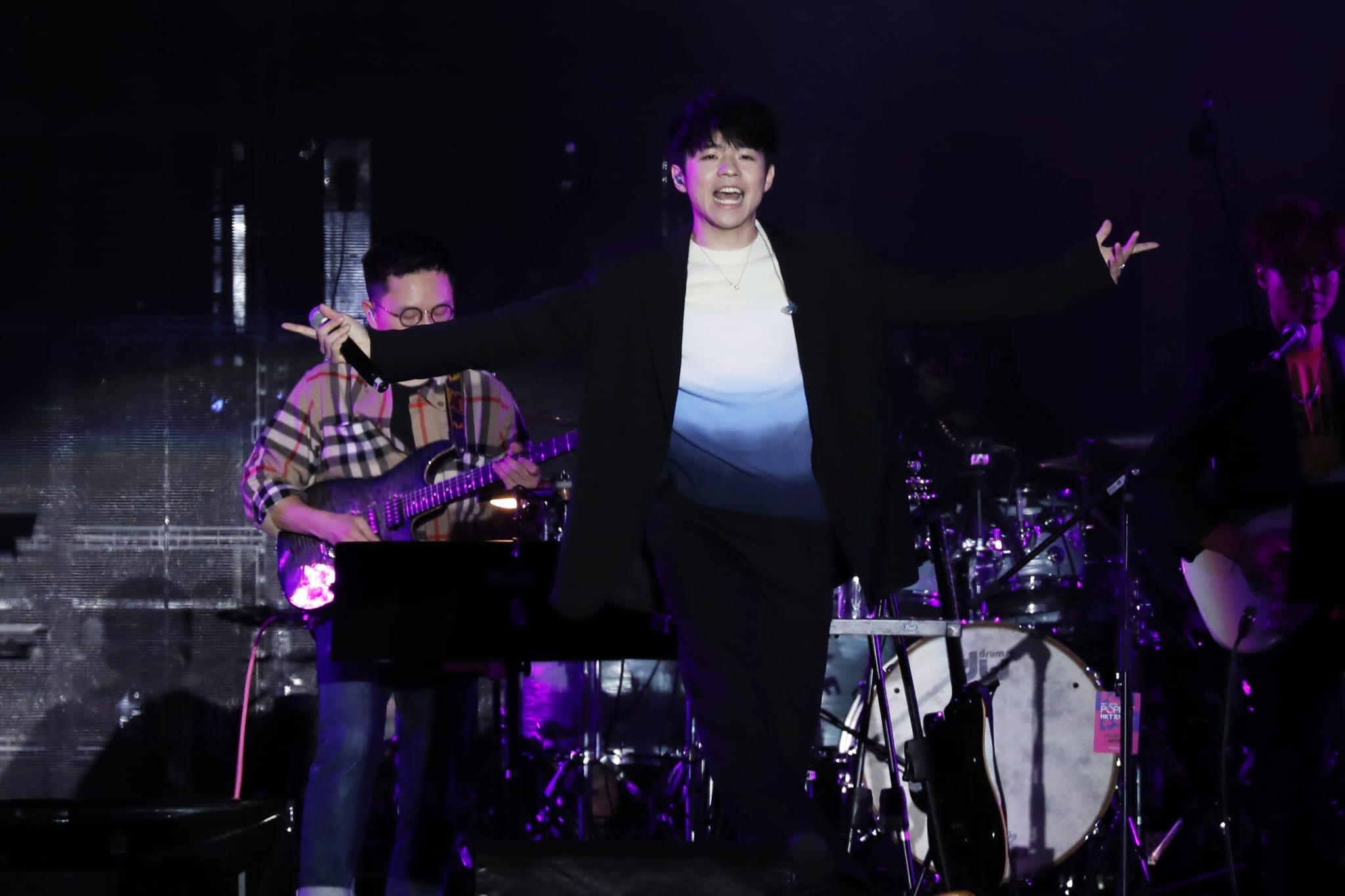 Ian不時與台下觀眾互動,並指導全場和唱。(林俊源攝)