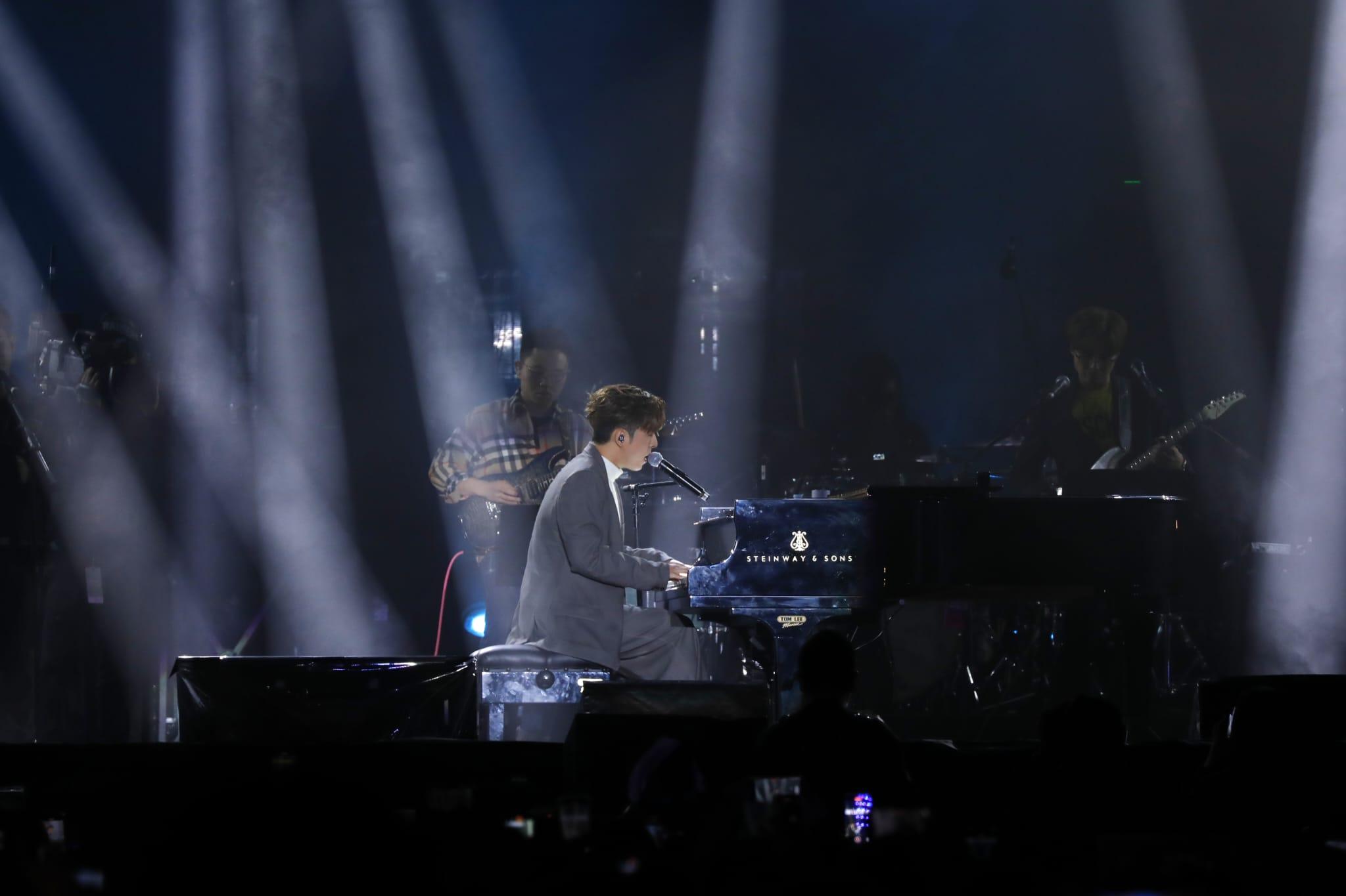 Edan以鋼琴王子look自彈自唱《E先生連環不幸事件》。(林俊源攝)