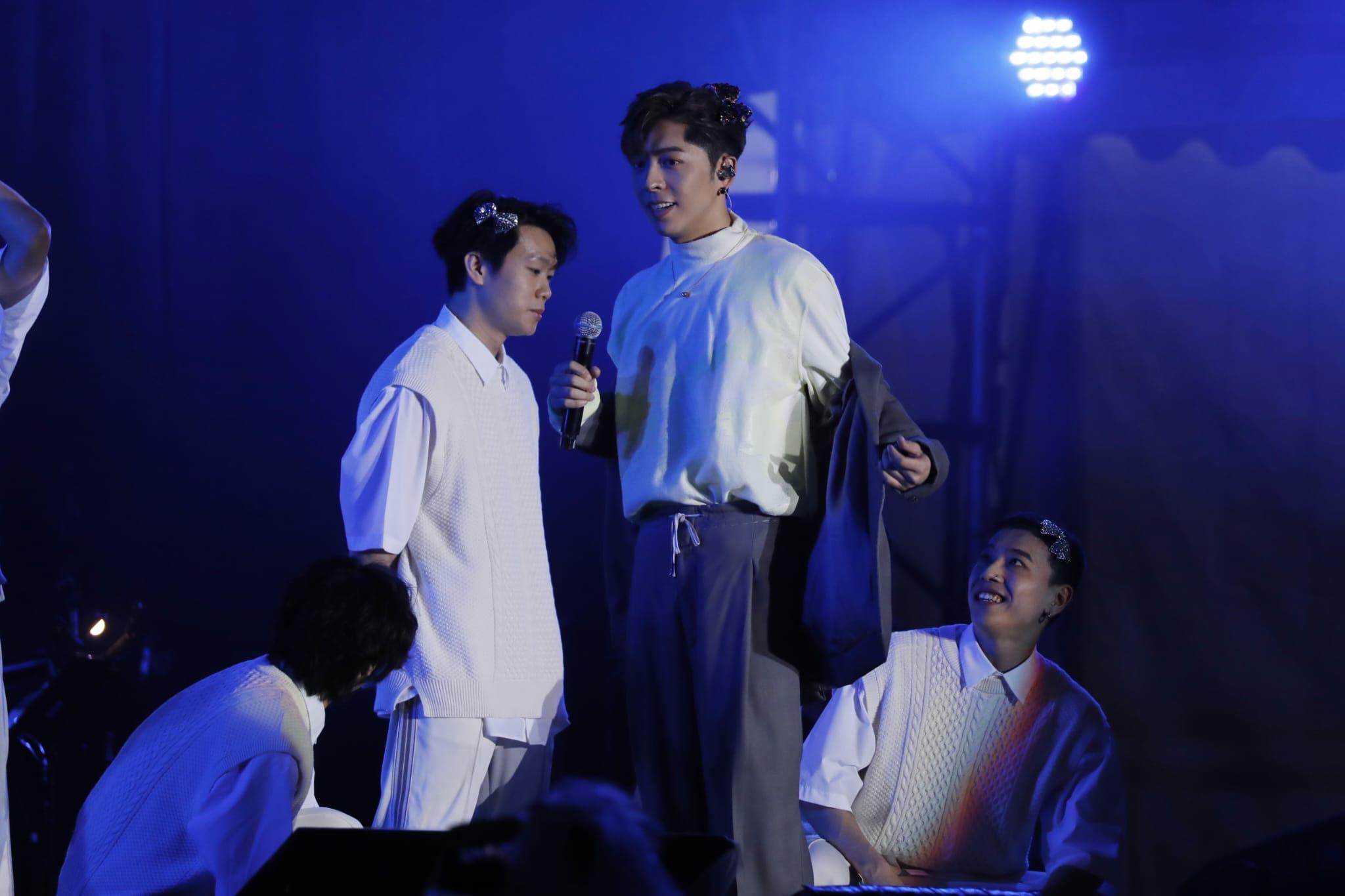 Edan與dancers戴上蝴蝶夾,跳唱Lolly Talk的《三分甜》。(林俊源攝)