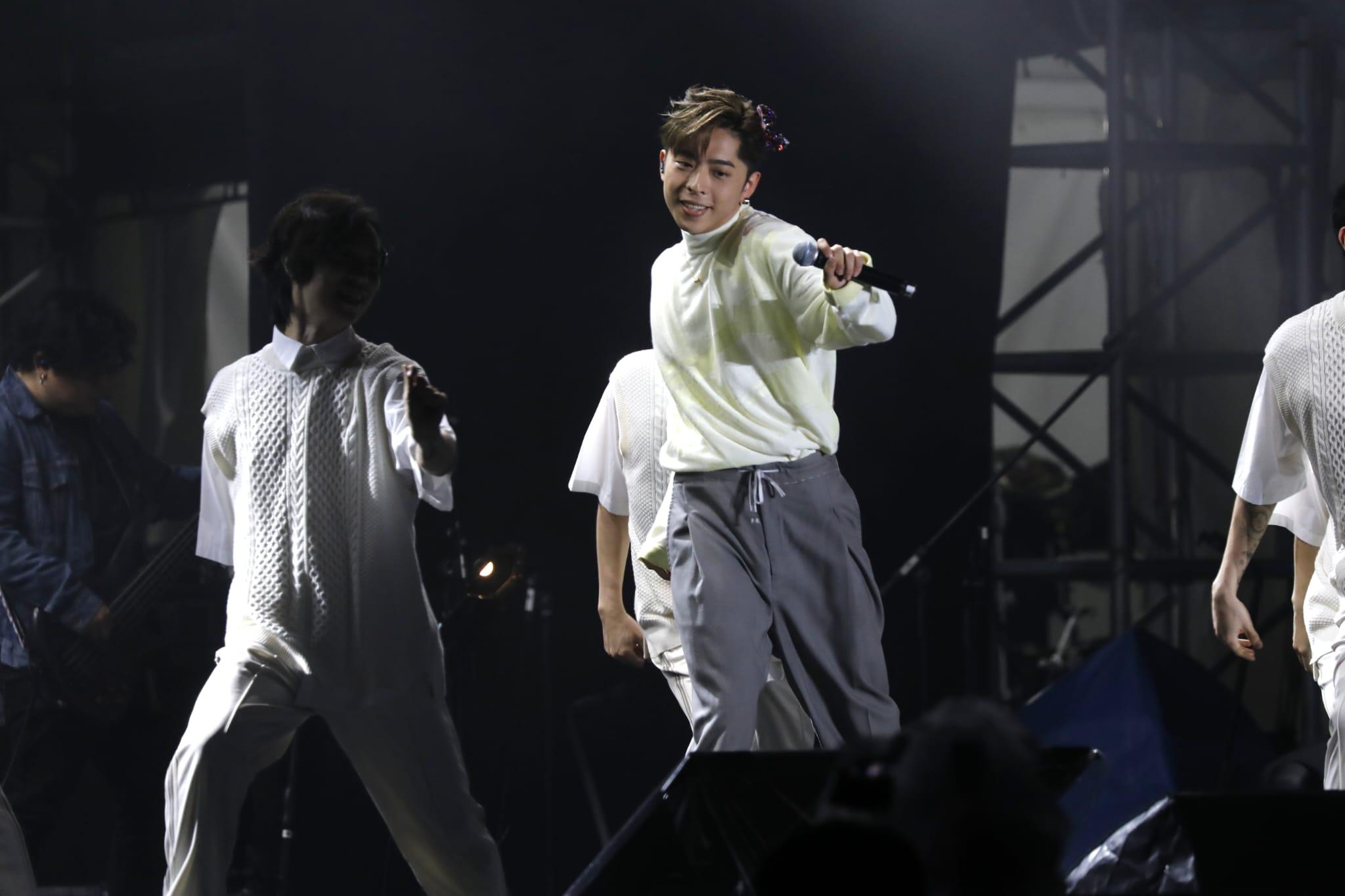 Edan與dancers戴上蝴蝶夾,跳唱Lolly Talk的《三分甜》。(林俊源攝)