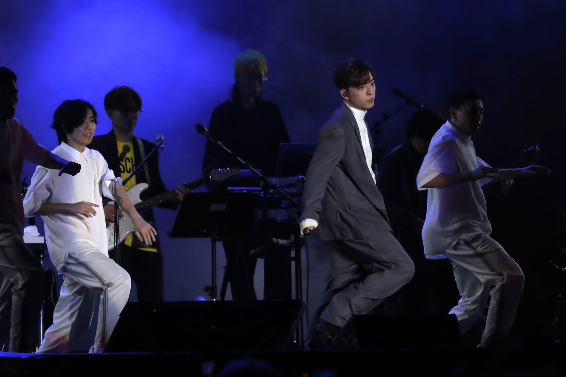 Edan與dancers戴上蝴蝶夾,跳唱Lolly Talk的《三分甜》。(林俊源攝)