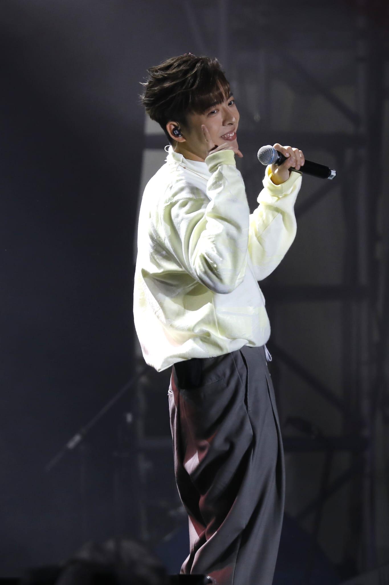 Edan與dancers戴上蝴蝶夾,跳唱Lolly Talk的《三分甜》。(林俊源攝)