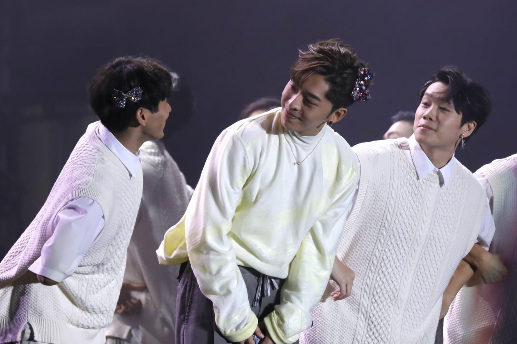 Edan與dancers戴上蝴蝶夾,跳唱Lolly Talk的《三分甜》。(林俊源攝)