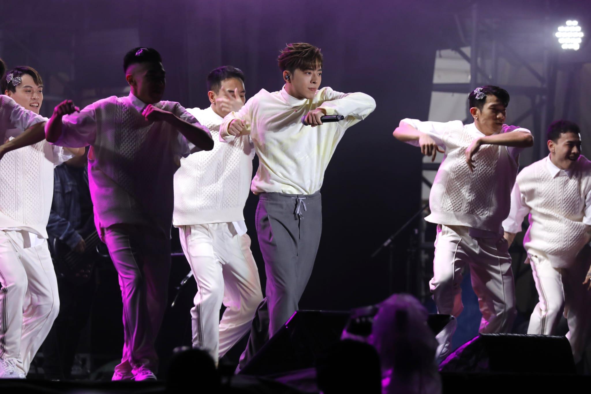 Edan與dancers戴上蝴蝶夾,跳唱Lolly Talk的《三分甜》。(林俊源攝)