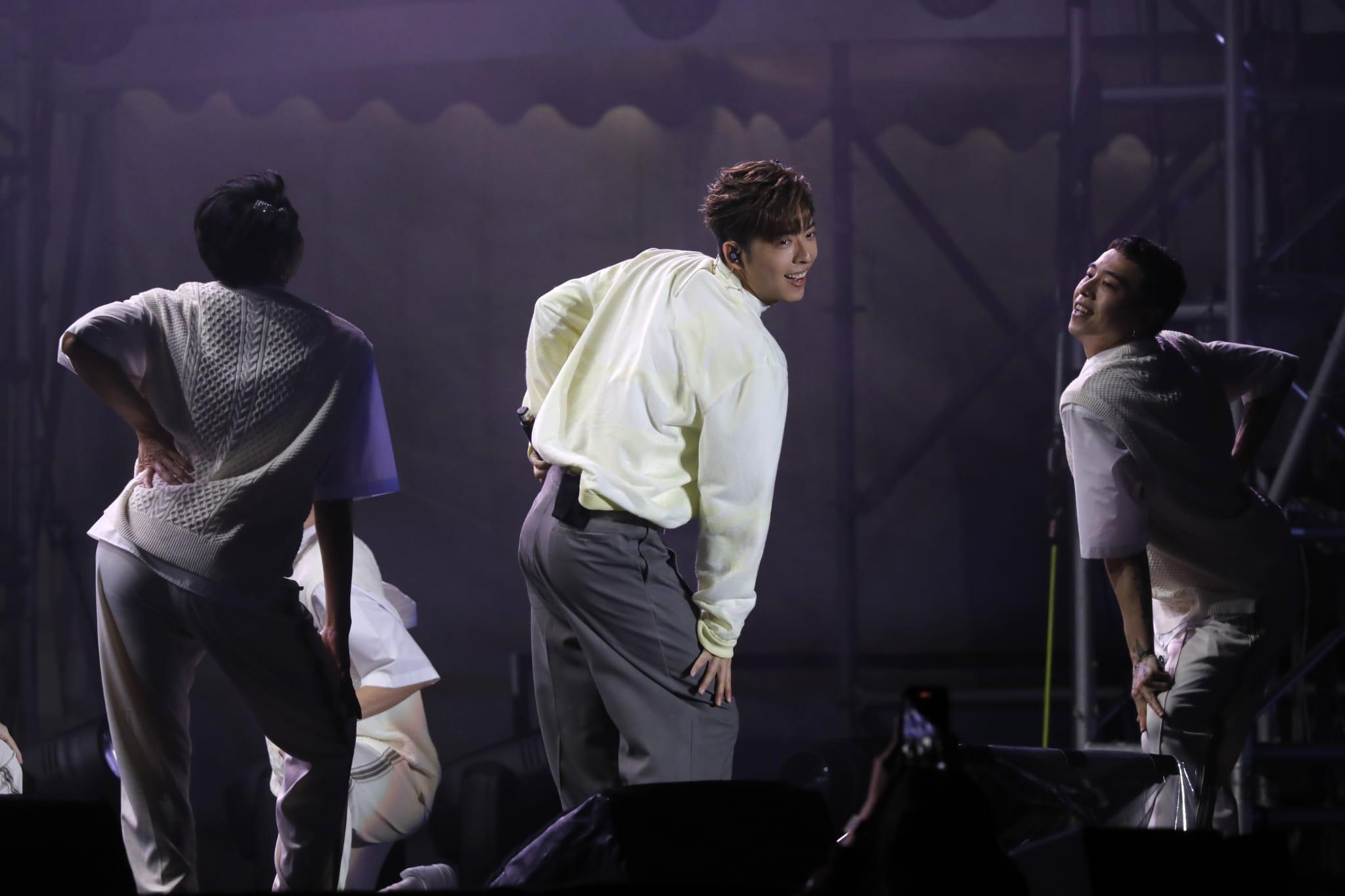 Edan與dancers戴上蝴蝶夾,跳唱Lolly Talk的《三分甜》。(林俊源攝)