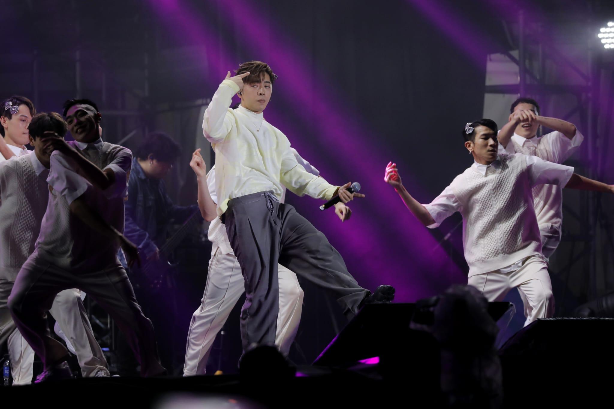 Edan與dancers戴上蝴蝶夾,跳唱Lolly Talk的《三分甜》。(林俊源攝)