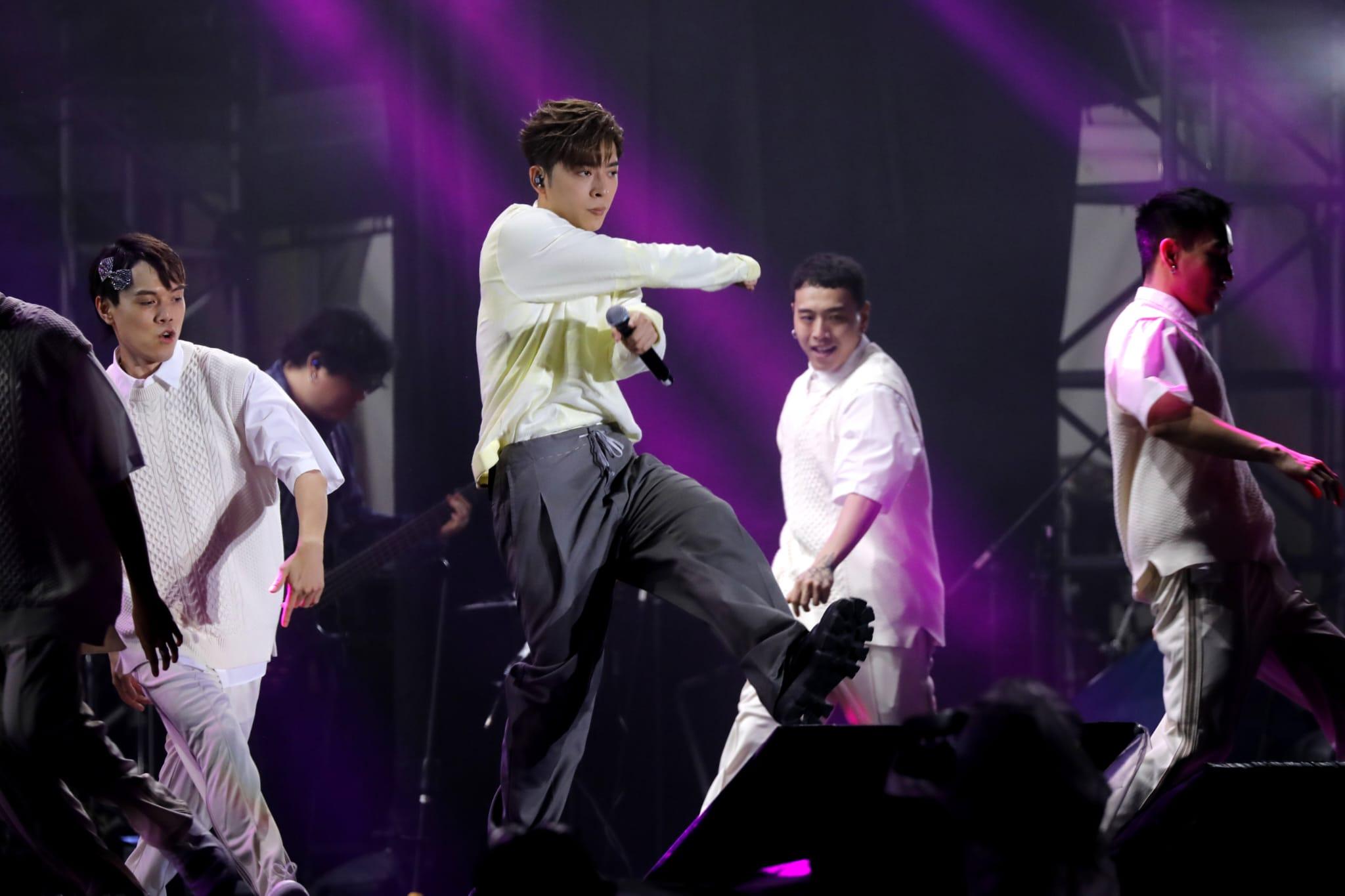 Edan與dancers戴上蝴蝶夾,跳唱Lolly Talk的《三分甜》。(林俊源攝)