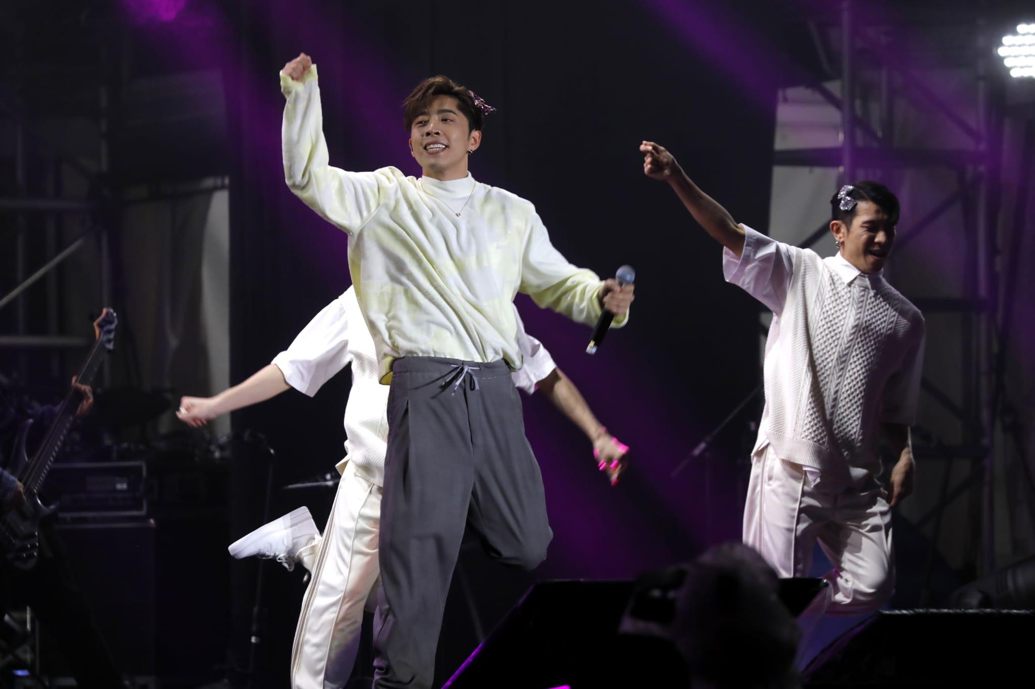 Edan與dancers戴上蝴蝶夾,跳唱Lolly Talk的《三分甜》。(林俊源攝)