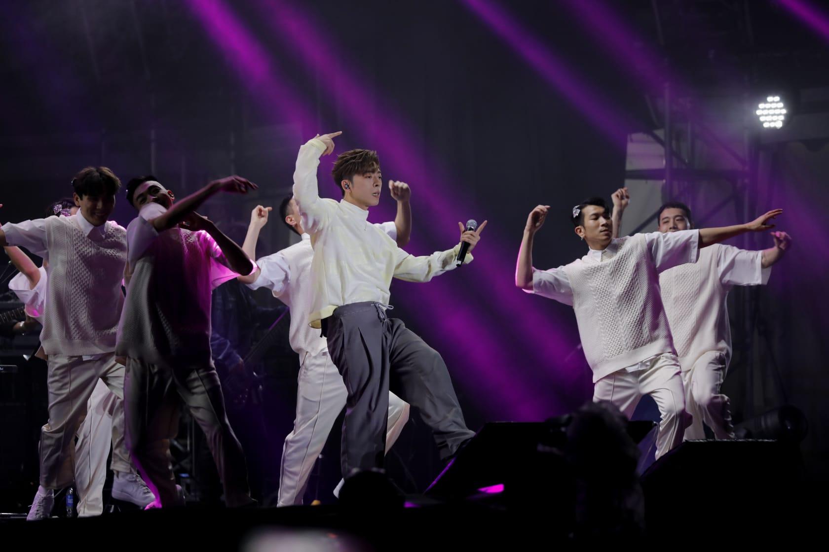 Edan與dancers戴上蝴蝶夾,跳唱Lolly Talk的《三分甜》。(林俊源攝)