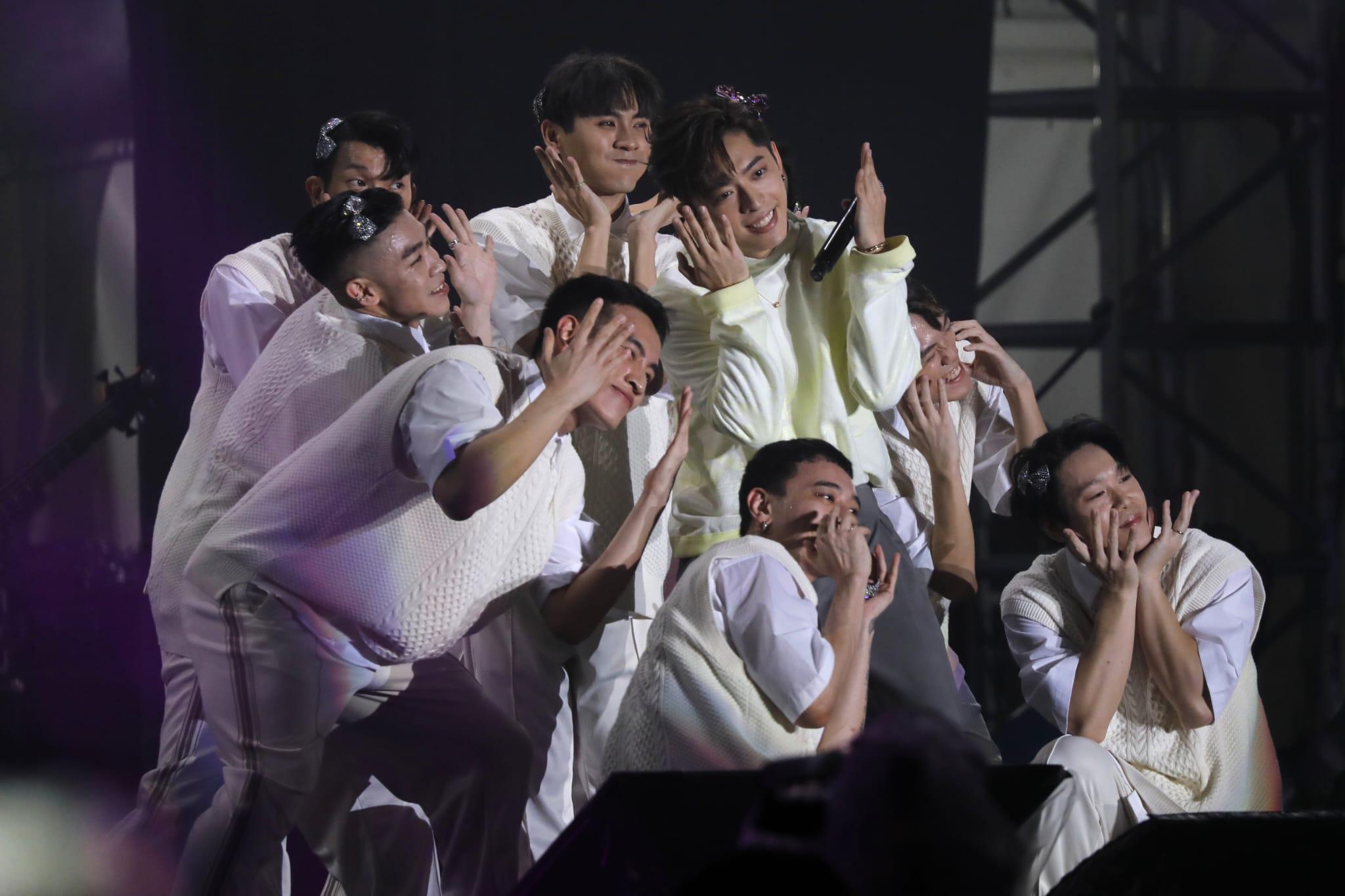 Edan與dancers戴上蝴蝶夾,跳唱Lolly Talk的《三分甜》。(林俊源攝)