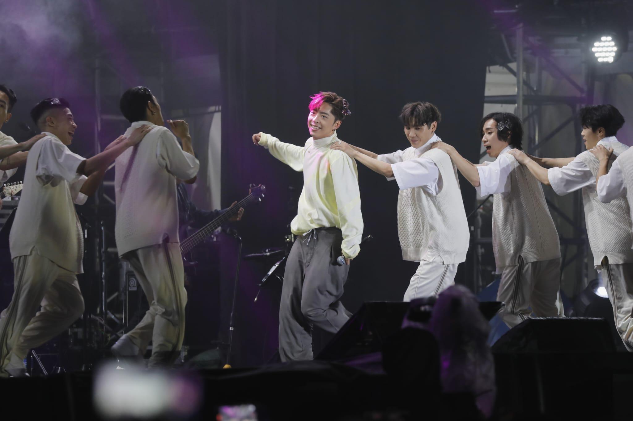 Edan與dancers戴上蝴蝶夾,跳唱Lolly Talk的《三分甜》。(林俊源攝)