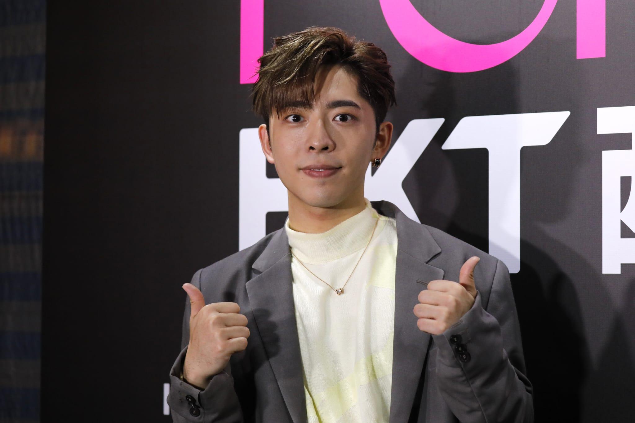 Edan在跳唱《三分甜》,作為愚人節禮物。(林俊源攝)