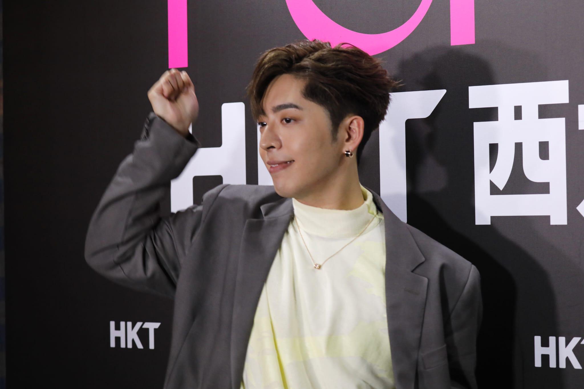 Edan在跳唱《三分甜》,作為愚人節禮物。(林俊源攝)