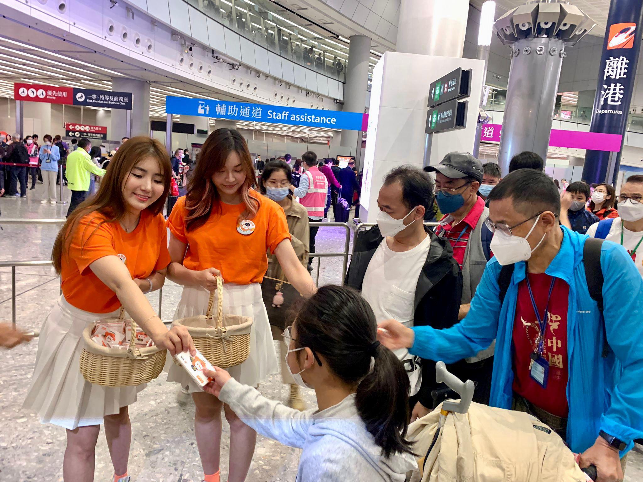 今早有不少乘客乘搭高鐵回鄉,亦有不同的首發團前往潮汕、廈門、桂林及桂陽等地。