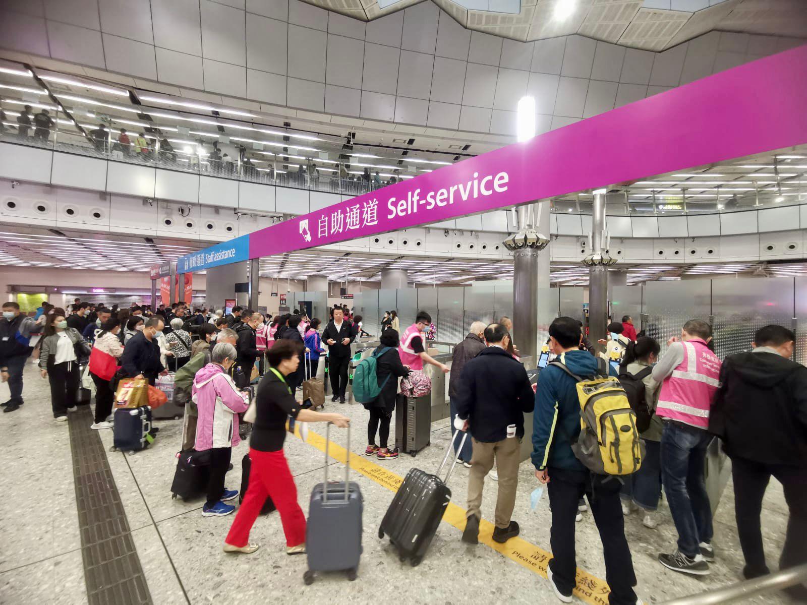 港鐵於車站安排超過100名人手,並加強車站指示及分流措施,協助乘客出行