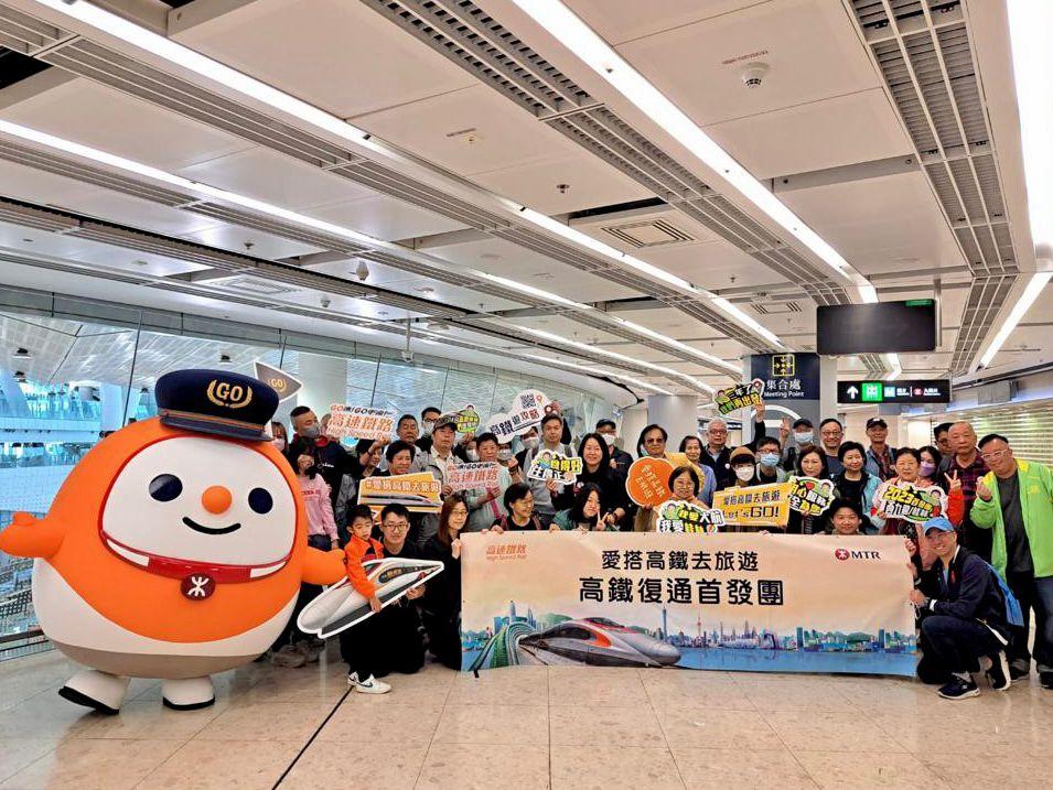 高鐵吉祥物高鐵隊長今早亦首次到車站歡迎乘客及致送小禮物。