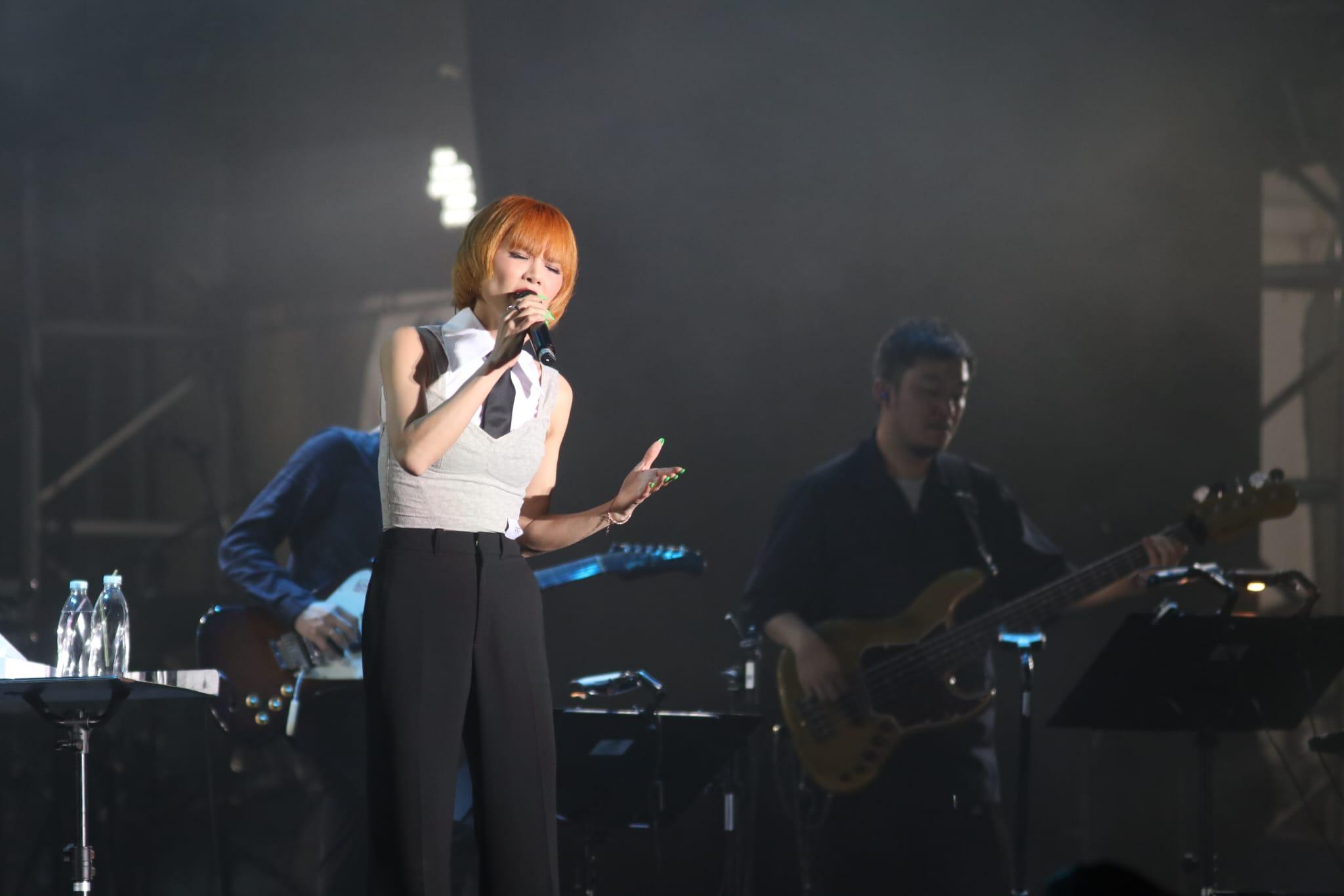 方皓玟與何山在《POPFEST HKT西九音樂節:越流行》演出,唱出多首樂迷耳熟能詳的作品。(鍾式明攝)