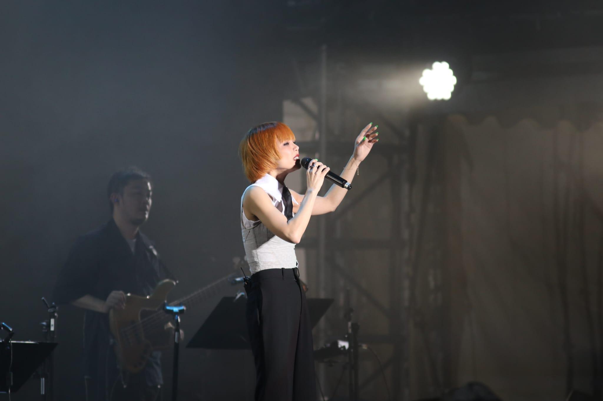 方皓玟與何山在《POPFEST HKT西九音樂節:越流行》演出,唱出多首樂迷耳熟能詳的作品。(鍾式明攝)