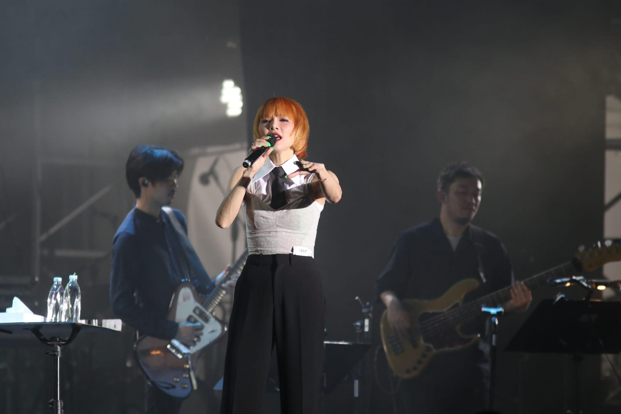 方皓玟與何山在《POPFEST HKT西九音樂節:越流行》演出,唱出多首樂迷耳熟能詳的作品。(鍾式明攝)