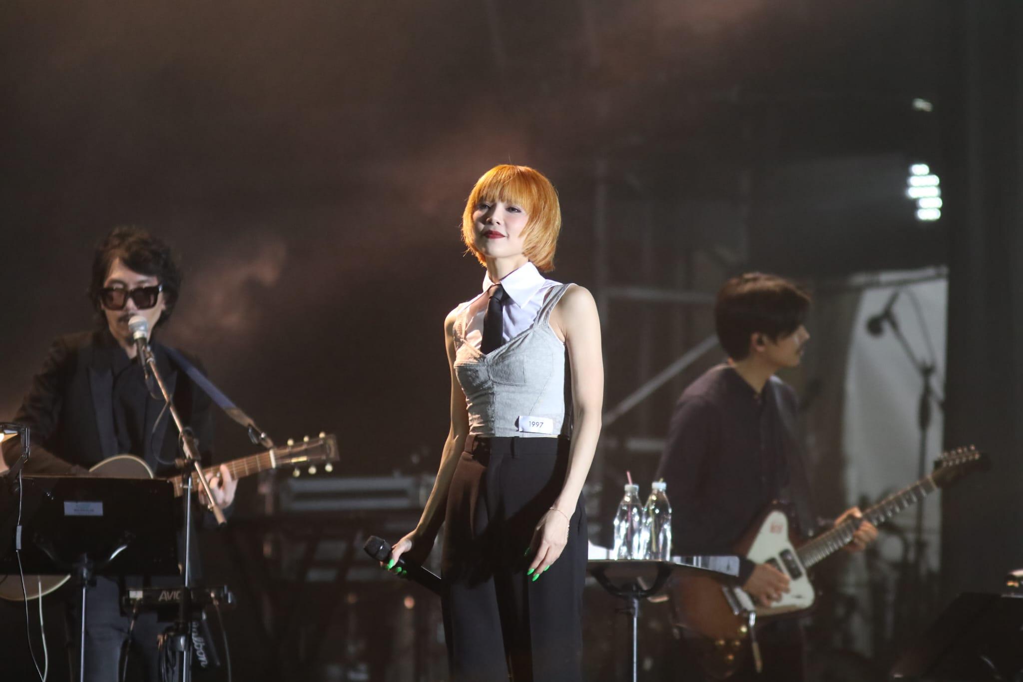 方皓玟與何山在《POPFEST HKT西九音樂節:越流行》演出,唱出多首樂迷耳熟能詳的作品。(鍾式明攝)