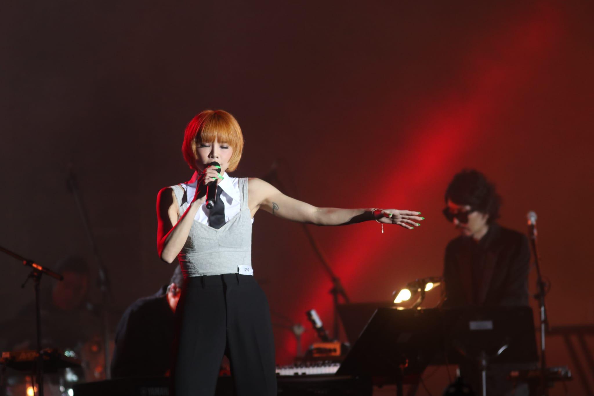 方皓玟與何山在《POPFEST HKT西九音樂節:越流行》演出,唱出多首樂迷耳熟能詳的作品。(鍾式明攝)