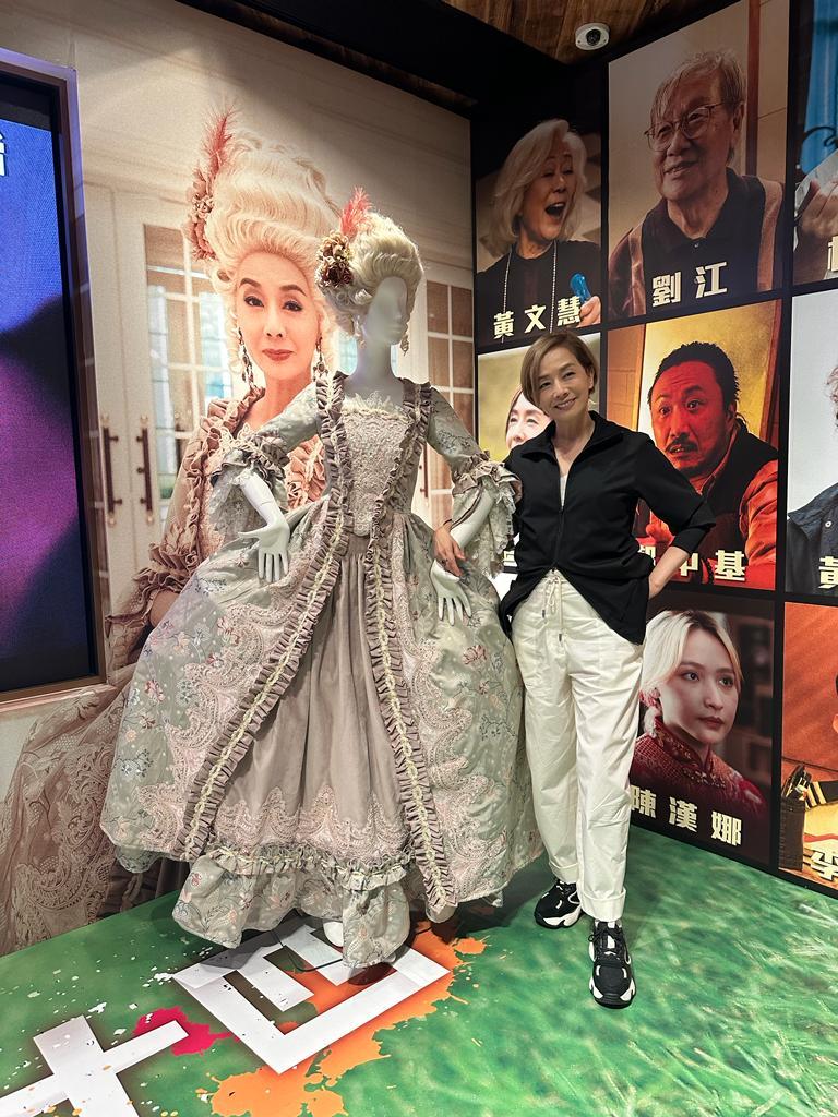 毛舜筠於K11 ArtHouse戲院展出的宮廷戲服打卡留念。