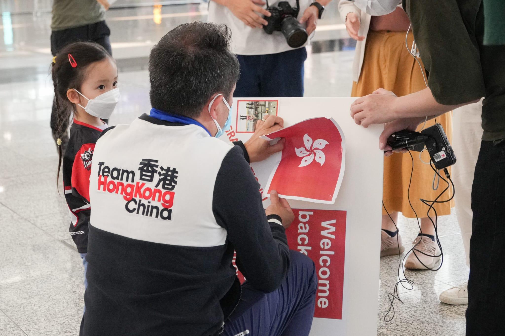 港隊女子冰球奪冠後返港 領隊關婉儀:有甚麼不是由管理層負責 不要影響運動員 (李睿哲攝)