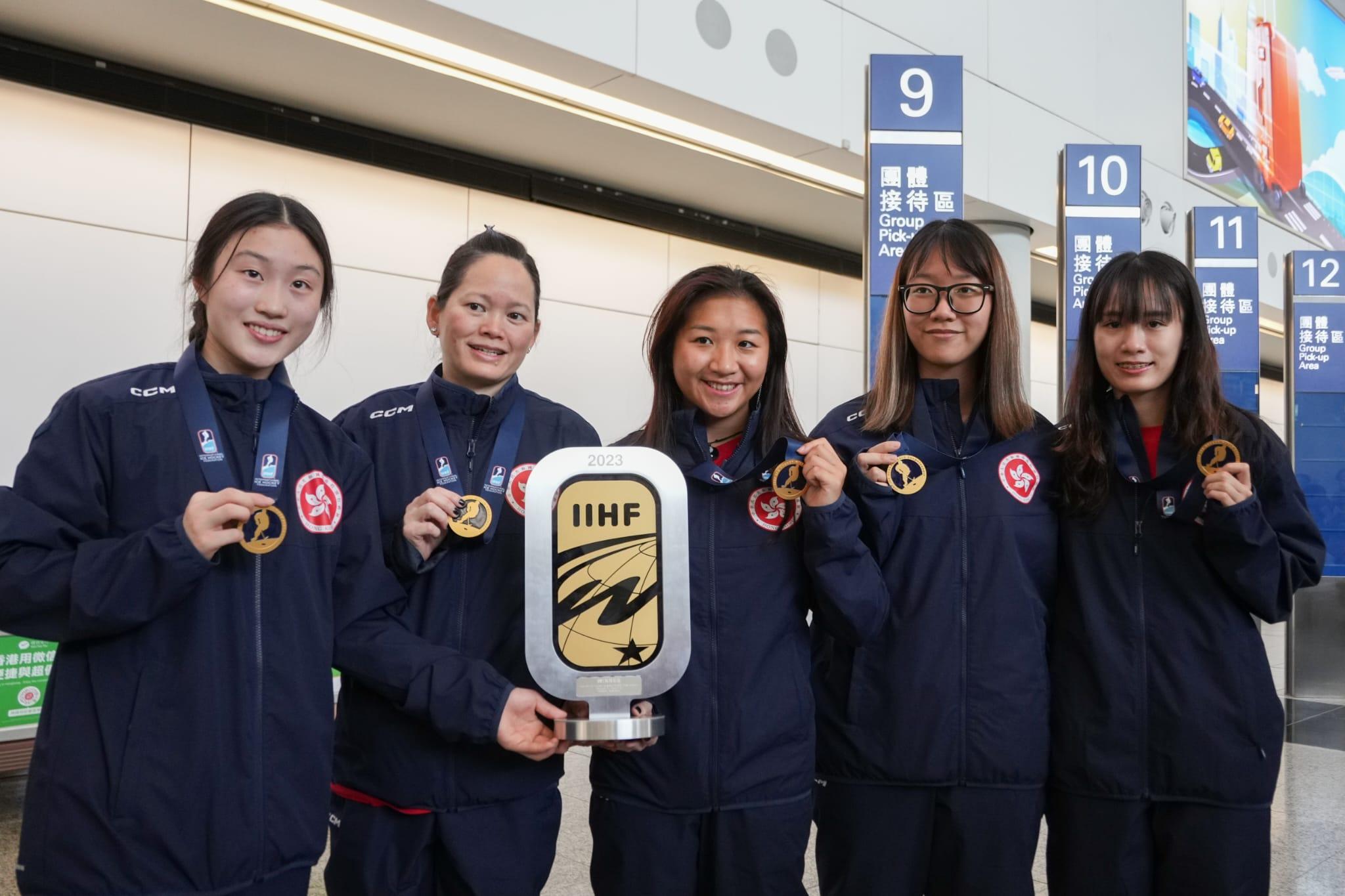 港隊女子冰球奪冠後返港 領隊關婉儀:有甚麼不是由管理層負責 不要影響運動員 (李睿哲攝)