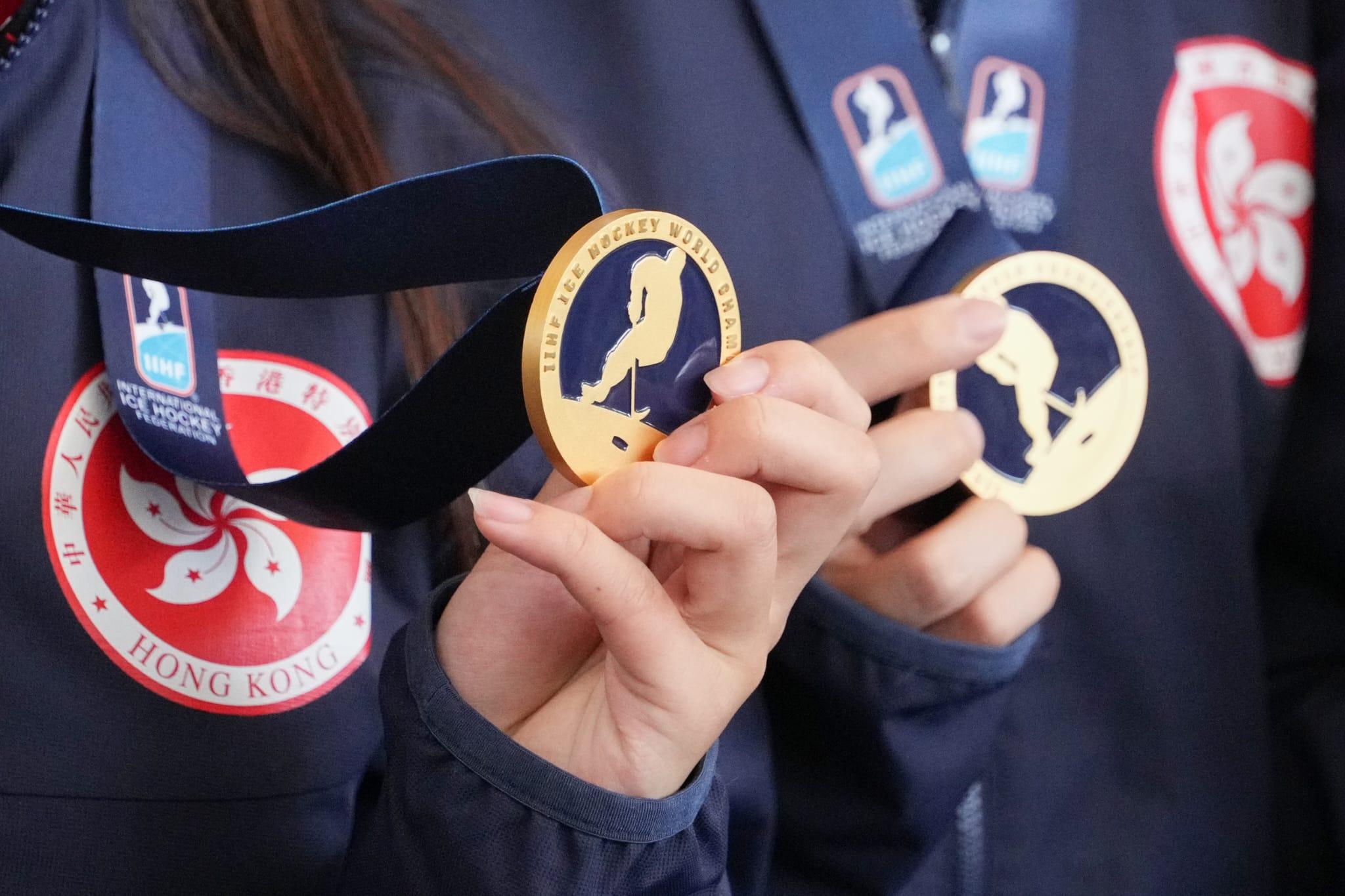 港隊女子冰球奪冠後返港 領隊關婉儀:有甚麼不是由管理層負責 不要影響運動員 (李睿哲攝)