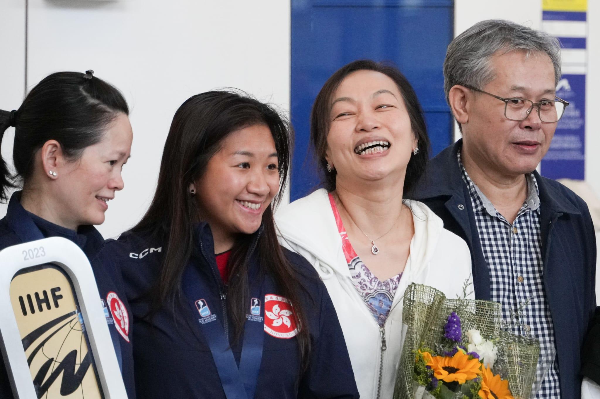 港隊女子冰球奪冠後返港 領隊關婉儀:有甚麼不是由管理層負責 不要影響運動員 (李睿哲攝)