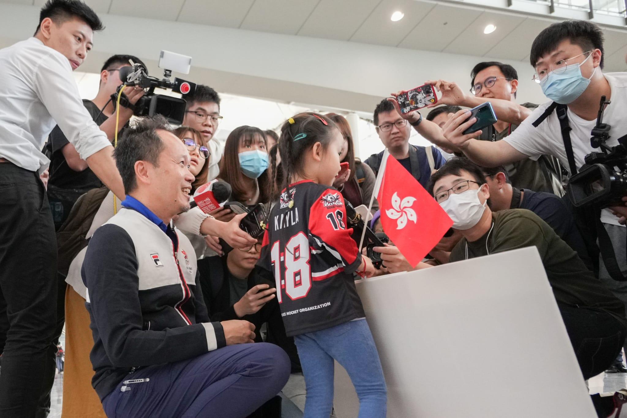 港隊女子冰球奪冠後返港 領隊關婉儀:有甚麼不是由管理層負責 不要影響運動員 (李睿哲攝)