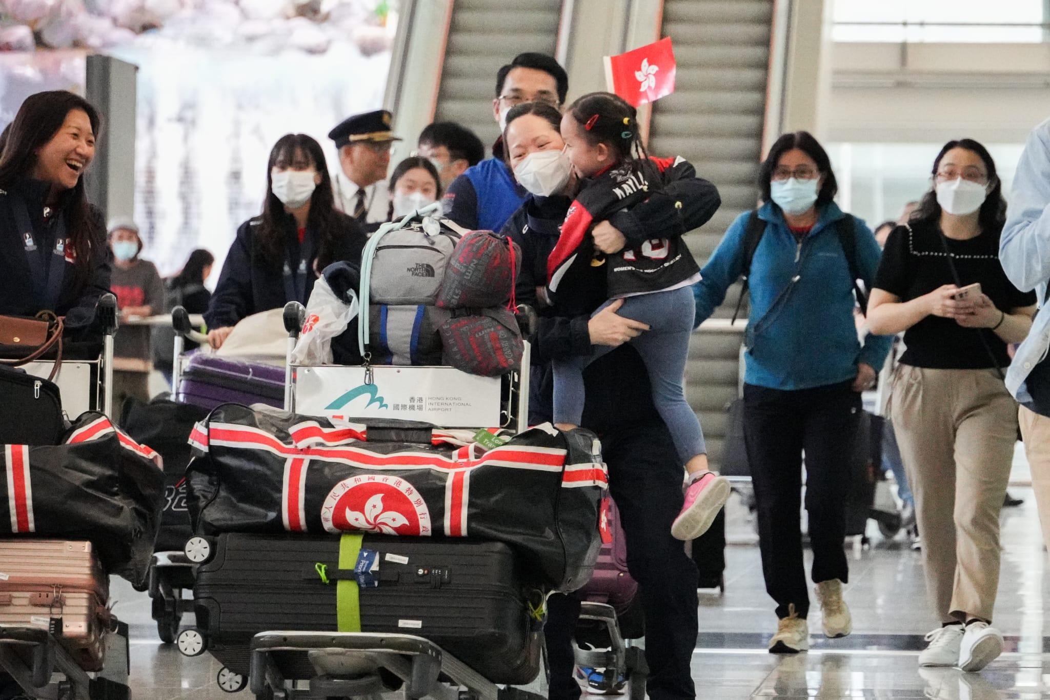 港隊女子冰球奪冠後返港 領隊關婉儀:有甚麼不是由管理層負責 不要影響運動員 (李睿哲攝)