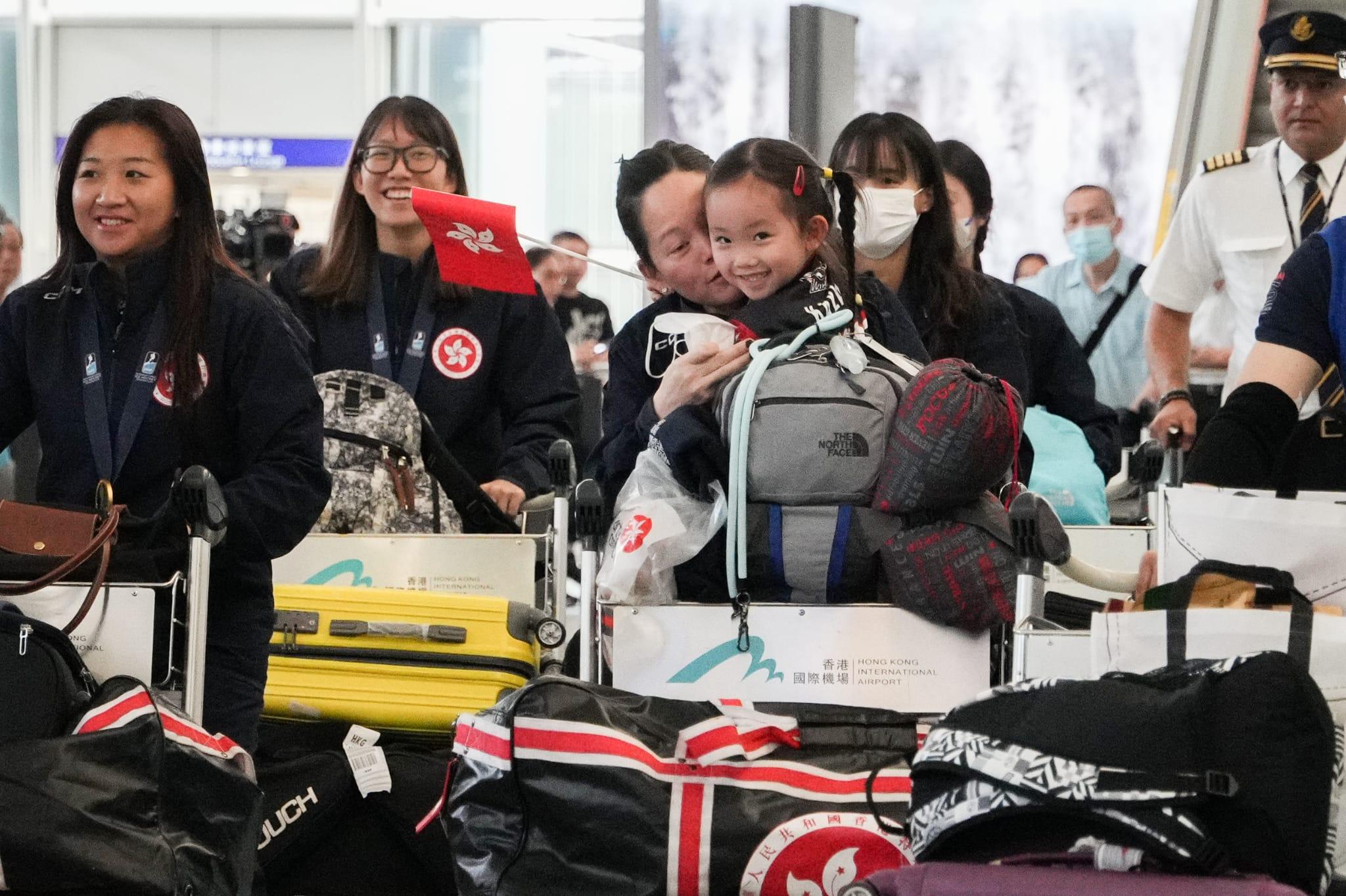 港隊女子冰球奪冠後返港 領隊關婉儀:有甚麼不是由管理層負責 不要影響運動員 (李睿哲攝)
