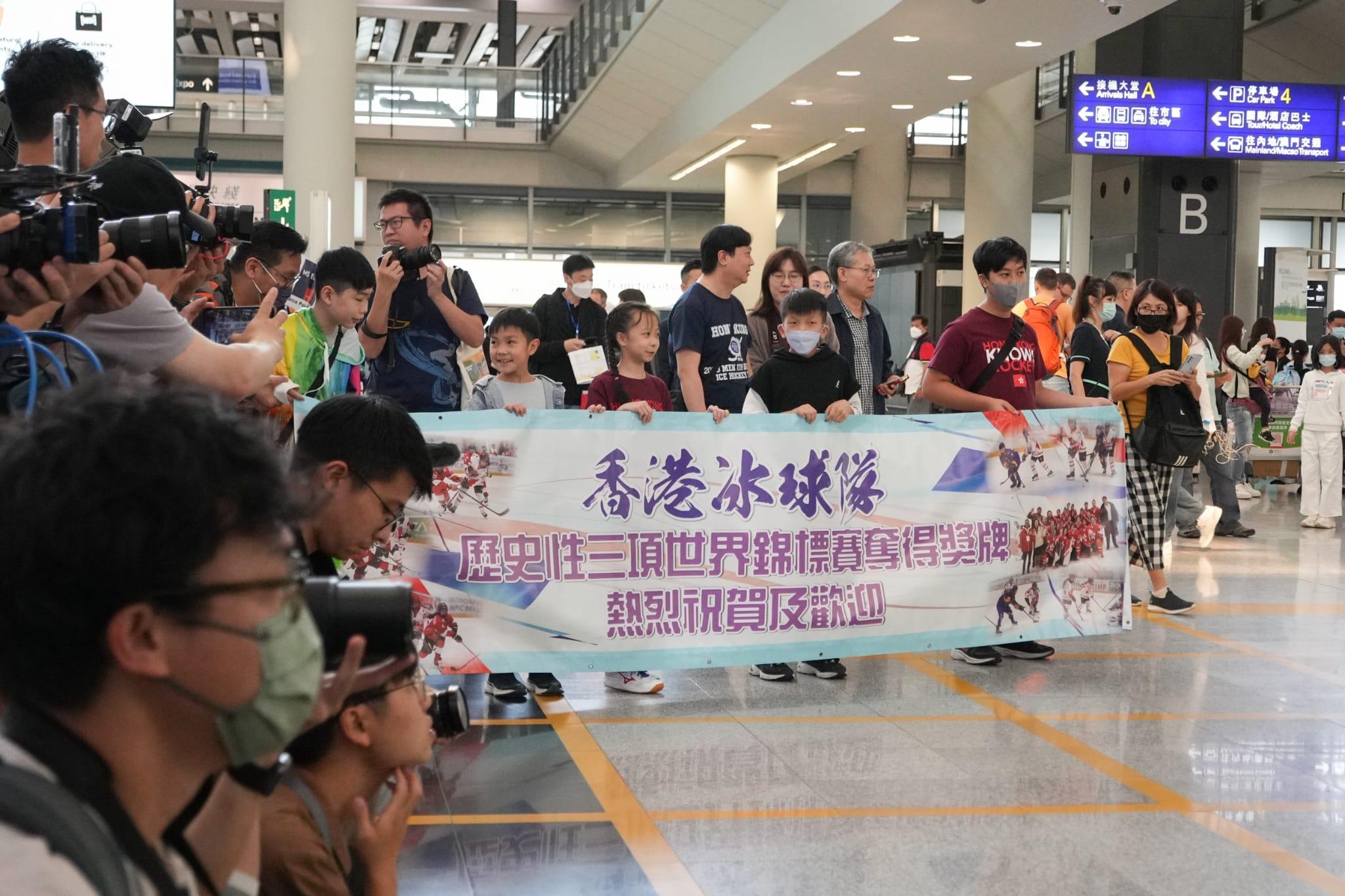 港隊女子冰球奪冠後返港 領隊關婉儀:有甚麼不是由管理層負責 不要影響運動員 (李睿哲攝)