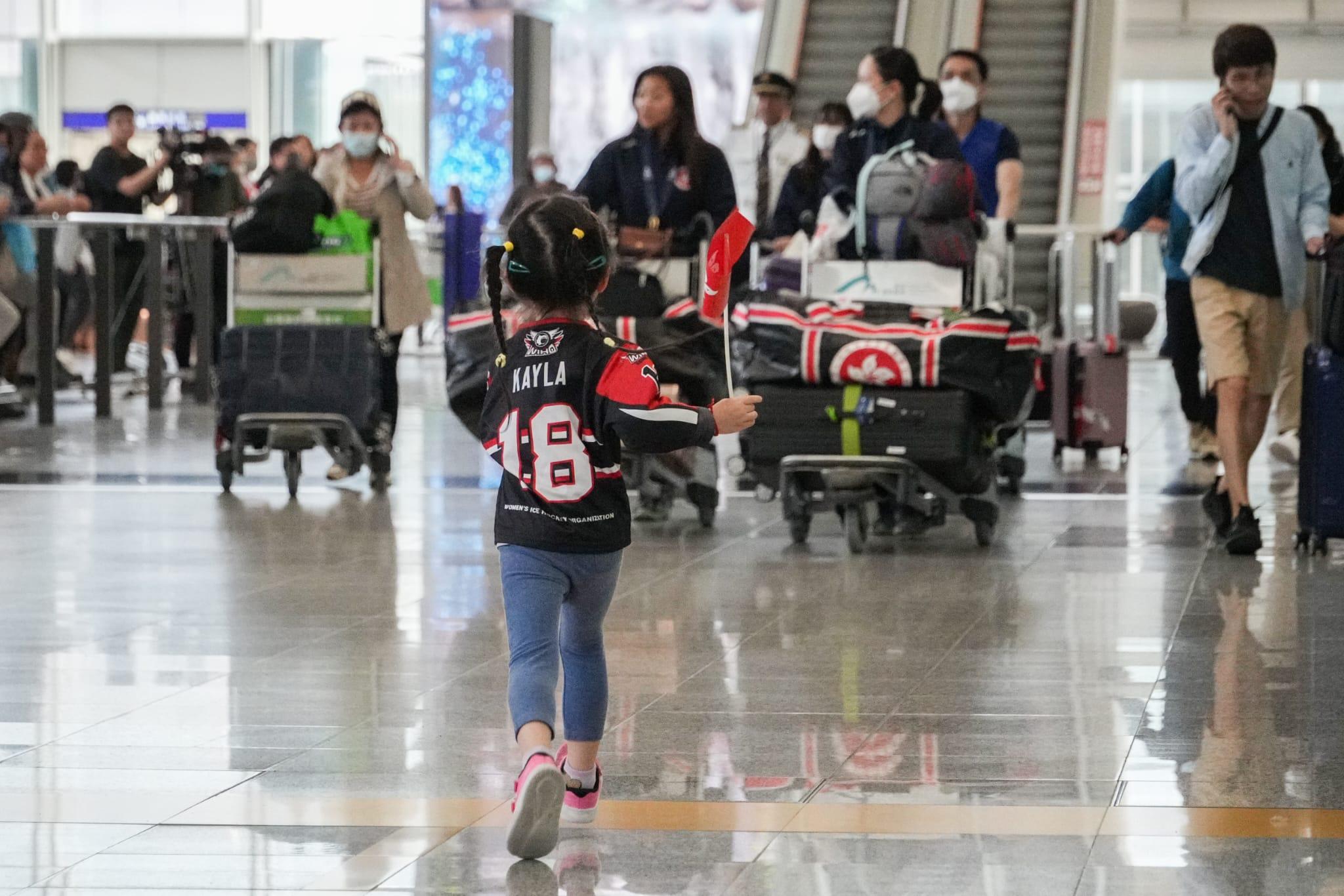港隊女子冰球奪冠後返港 領隊關婉儀:有甚麼不是由管理層負責 不要影響運動員 (李睿哲攝)