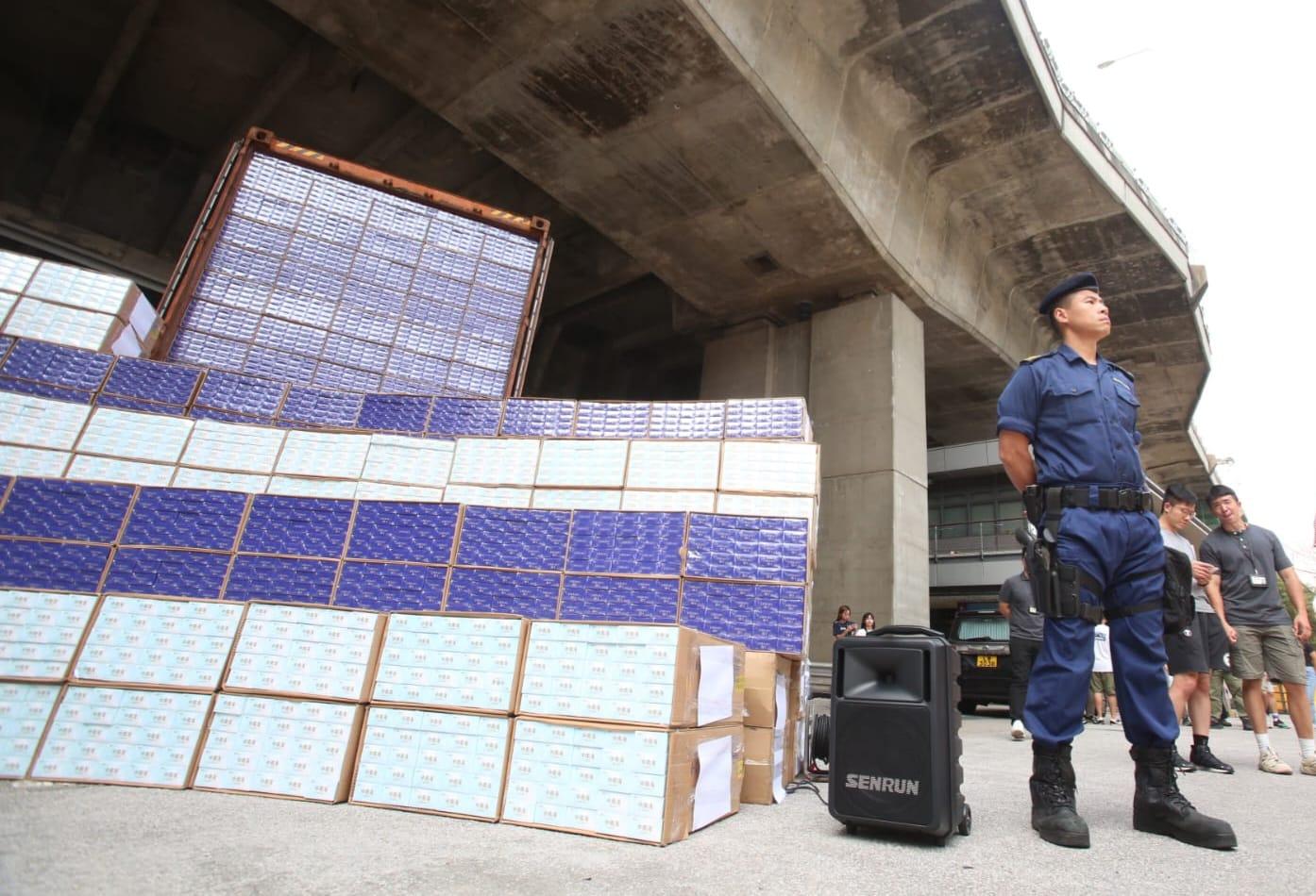 海關人員於船上兩個40呎貨櫃內檢獲約2,000萬支懷疑私煙,估計市值約7,500萬元,應課稅值約5,000萬元。
