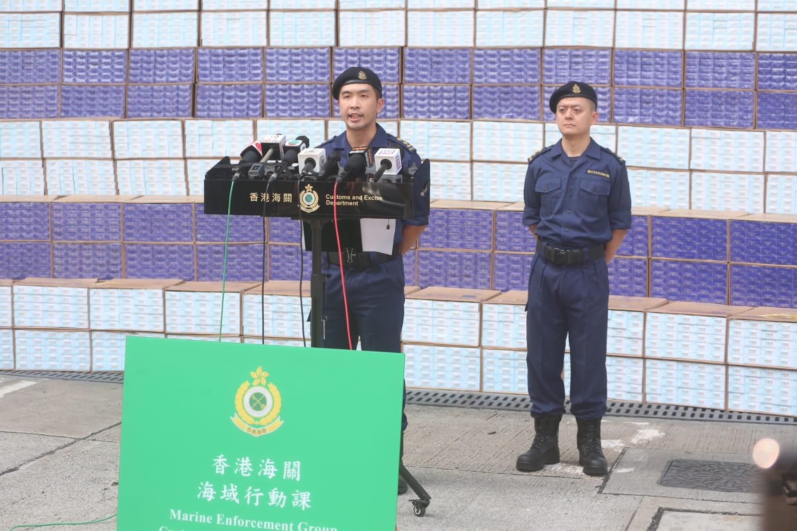 行動中,海關人員拘捕3名懷疑涉案男子。