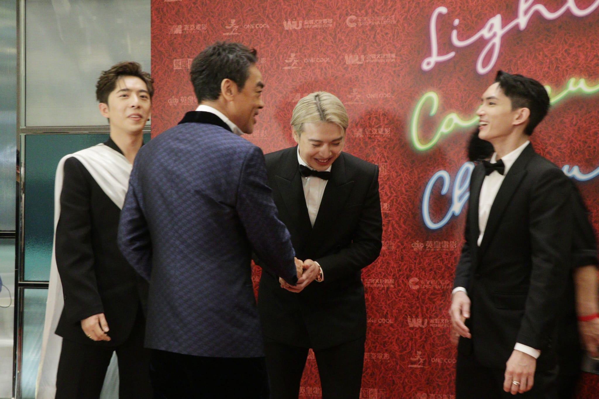 MIRROR四子集郵成功,與出爐影帝劉青雲握手並合照。(林俊源攝)