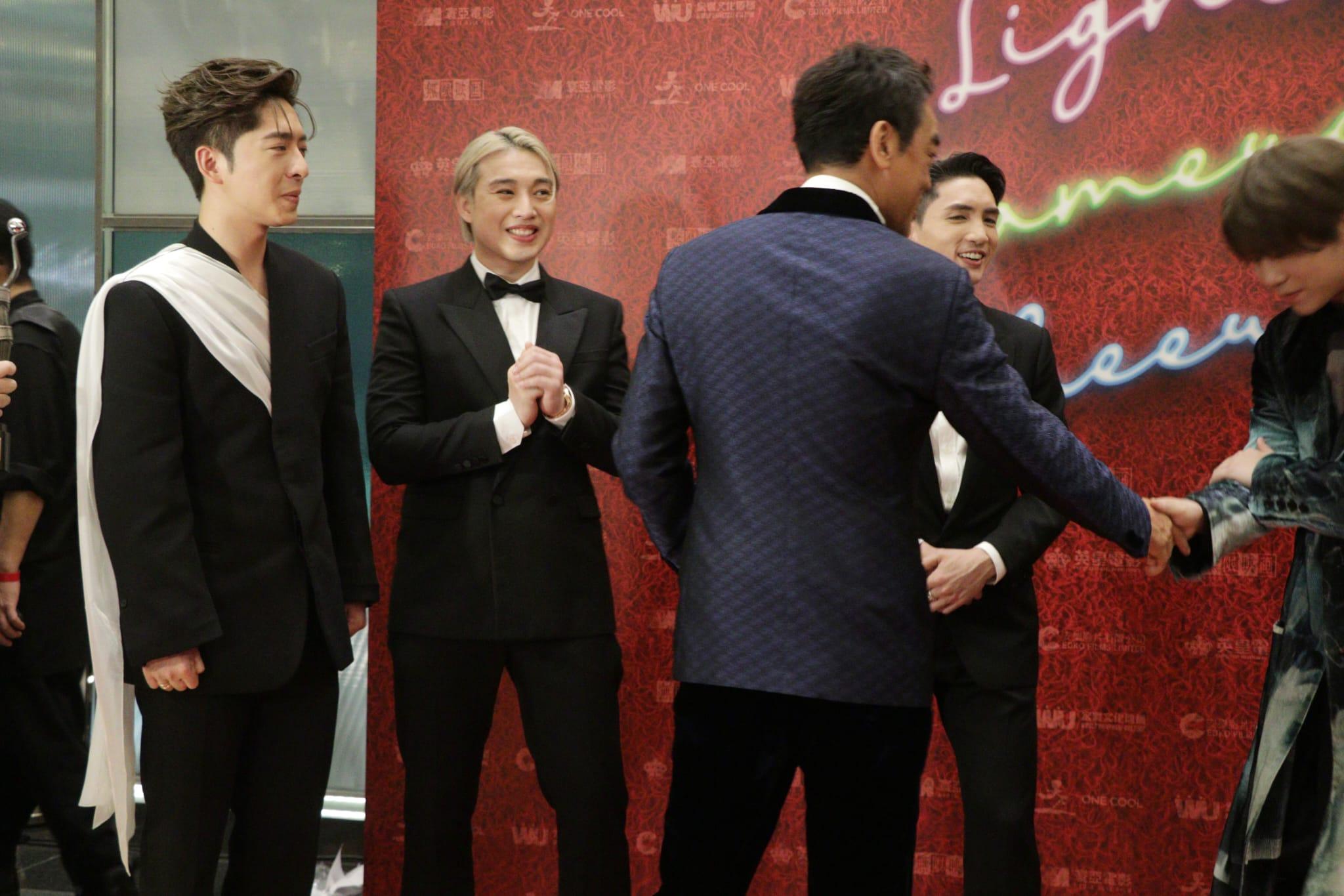 MIRROR四子集郵成功,與出爐影帝劉青雲握手並合照。(林俊源攝)