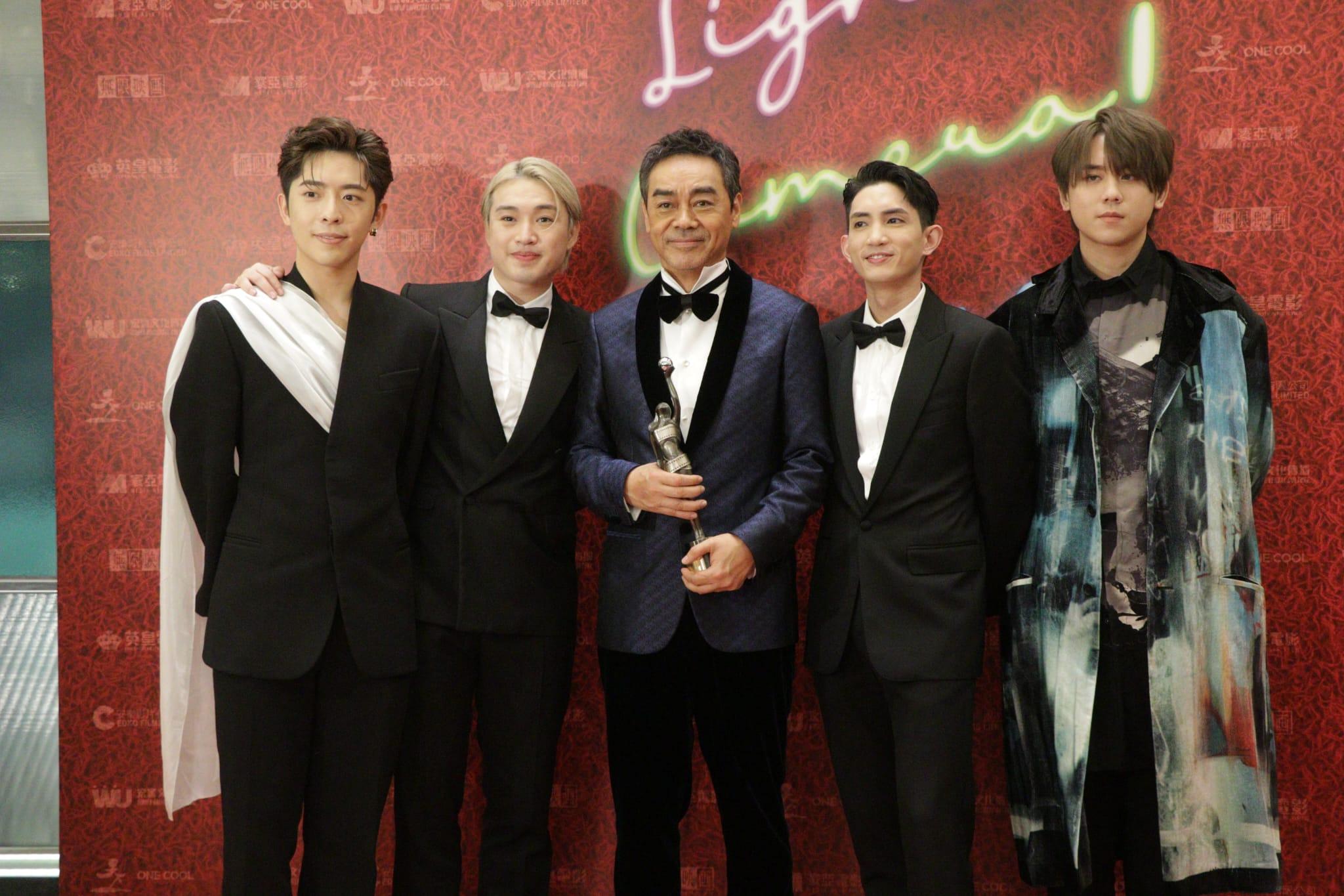 MIRROR四子集郵成功,與出爐影帝劉青雲握手並合照。(林俊源攝)