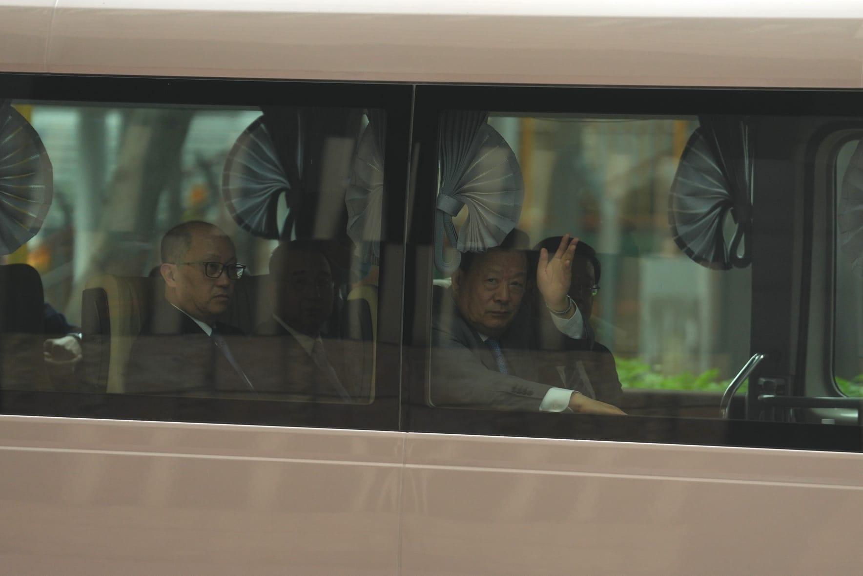 由夏寶龍率領的考察團於早上11時許到達香港大學,逗留約兩小時後離開。