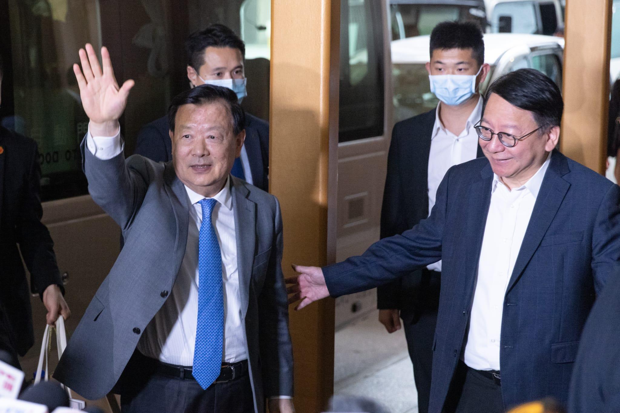 夏寶龍在政務司司長陳國基陪同下前往機場離港。