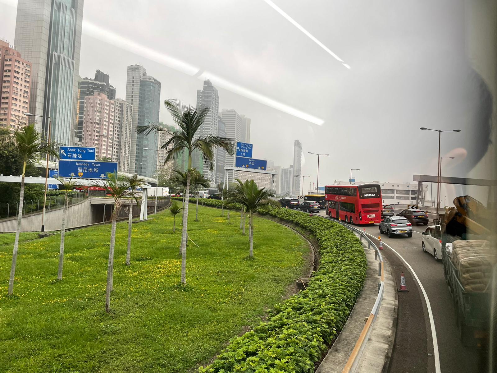 干諾道西天橋東行電單車失事 鐵騎士疑遭旅遊巴輾爆頭不治