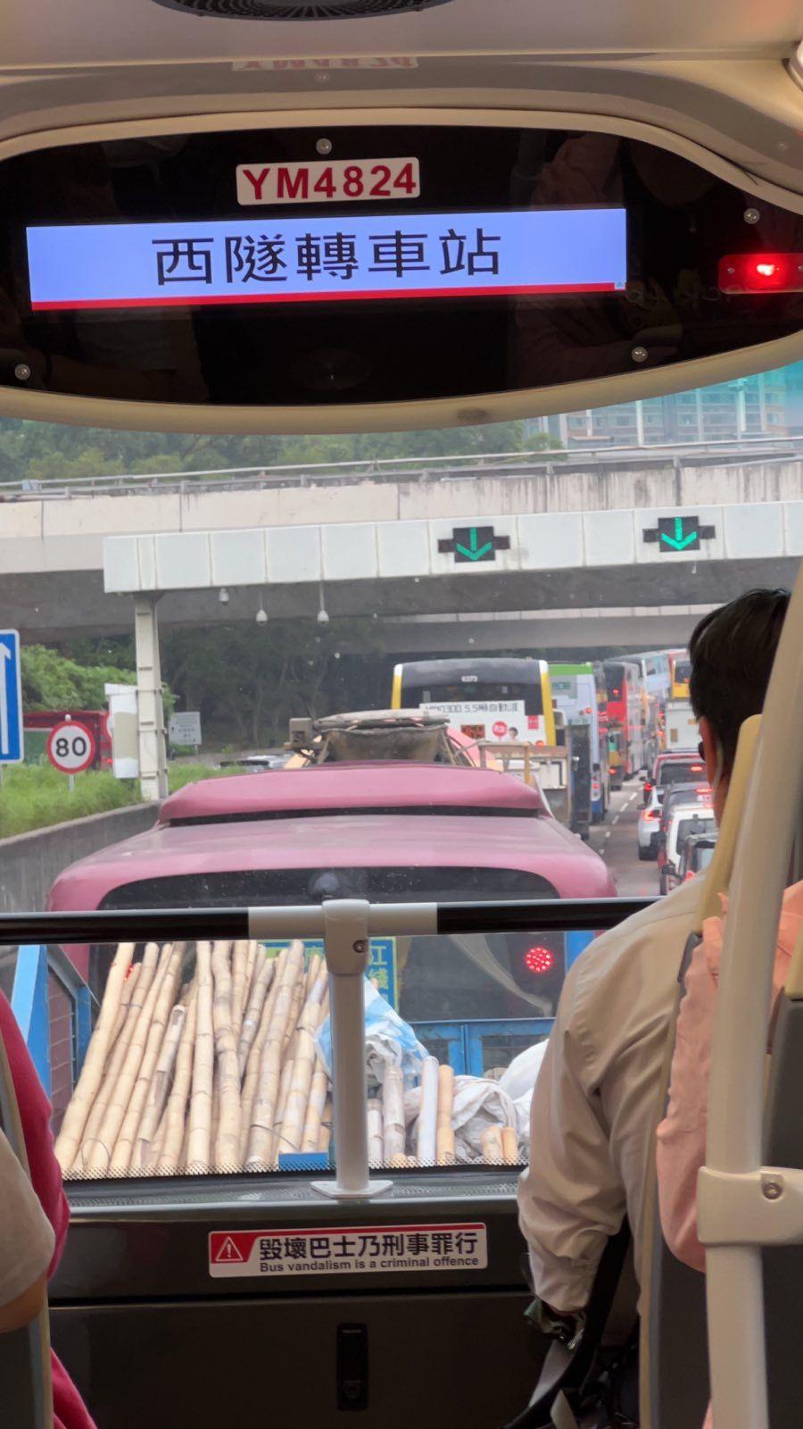 受意外影響,西區海底隧道九龍入口非常擠塞。